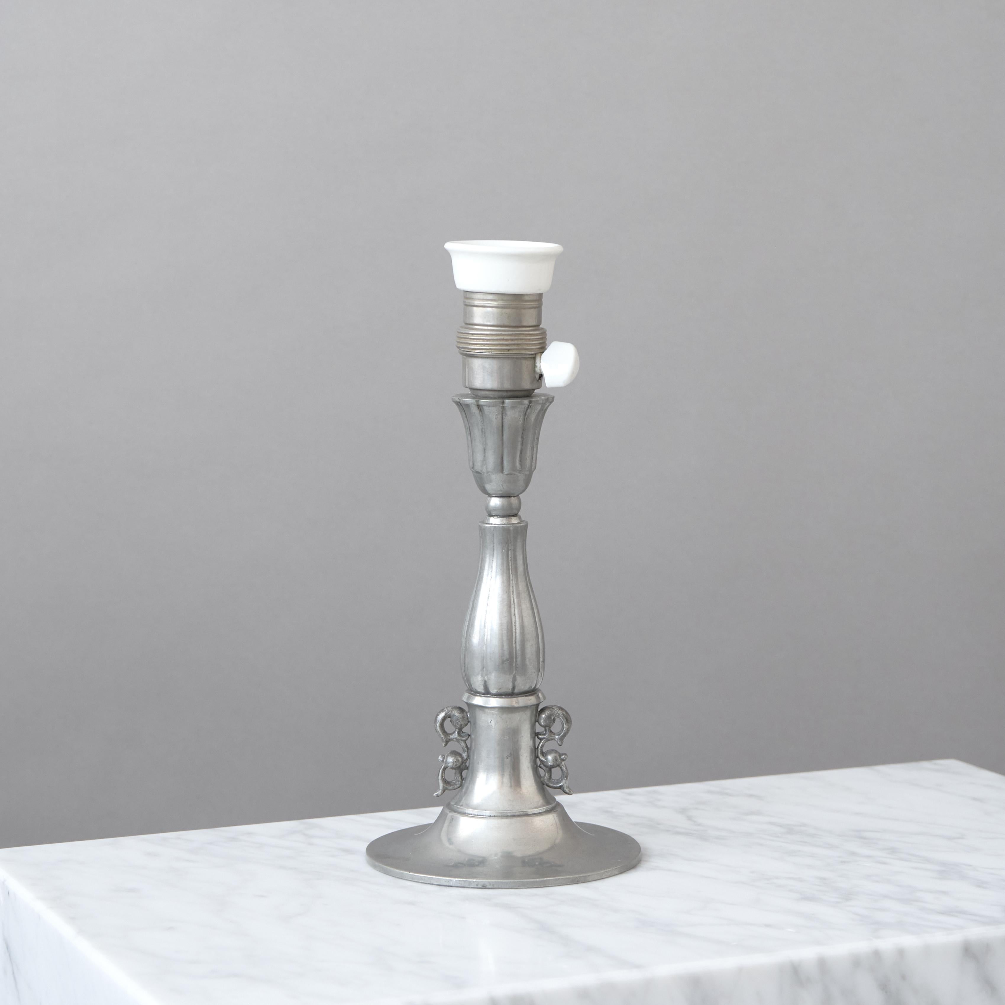Just Andersen, Lámpara de sobremesa Art Decó de estaño, Dinamarca, años veinte. principios del siglo XX en venta