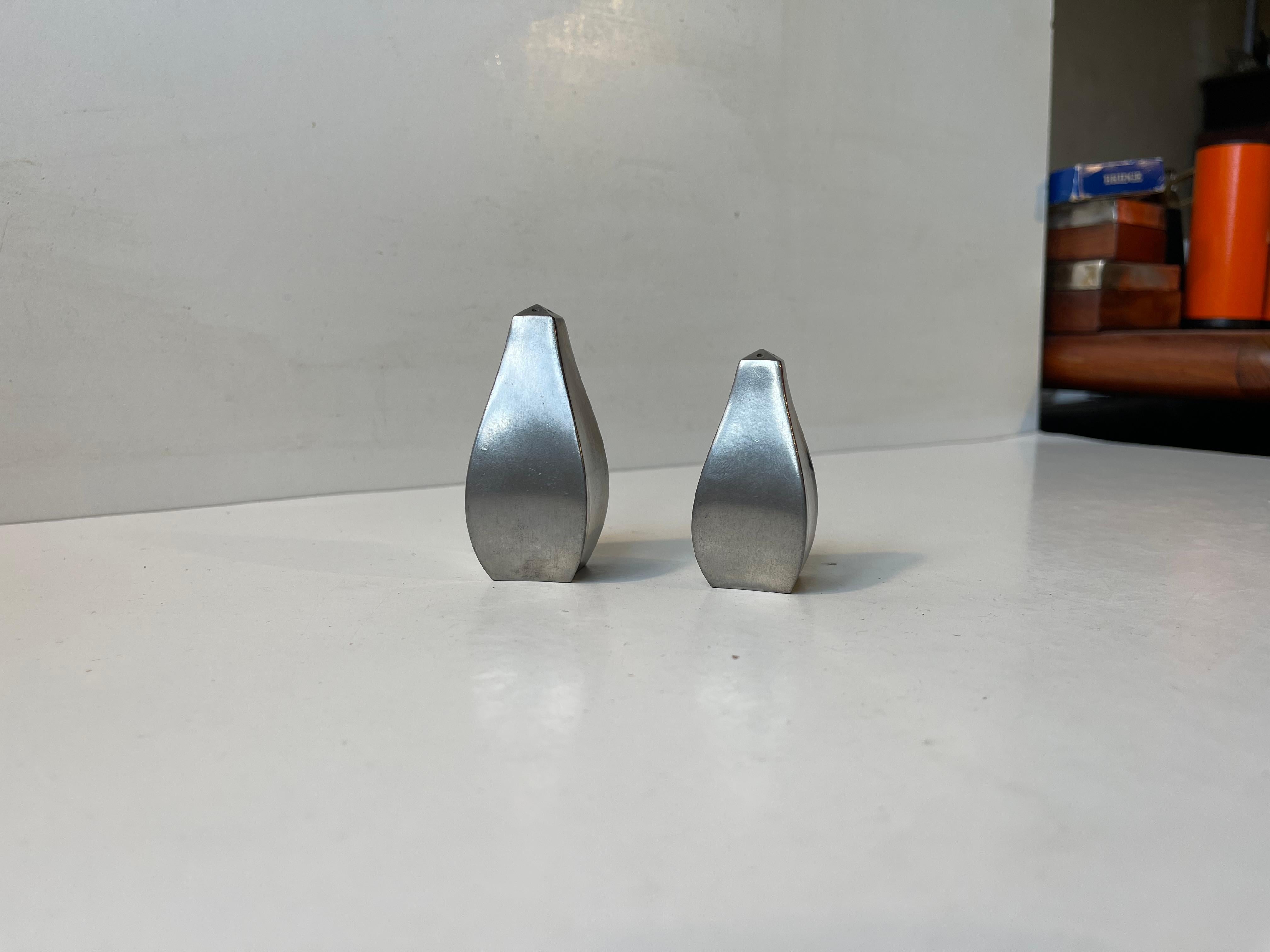 A stylish and elegantly curved salt and pepper shaker set. Made from pewter and designed by Just Andersen in Denmark during the 1930s. Fully marked and with original stoppers. Measurements: H: 7.5/6 cm, W/D: 3.5 cm.

Free World wide express shipping.