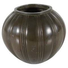 Just Andersen Art Deco Kleine dekorative Vase Disco Metall mit brauner Patina 1930s