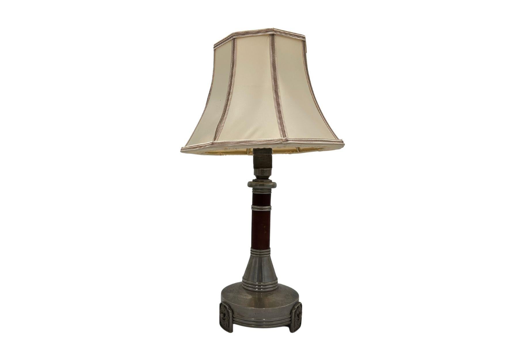 Table lamp designed by Just Andsersen in Scandinavia in the 1920s/30s.

Very good condition.

height with shade 55cm, height without shade 36cm, base diameter 15cm