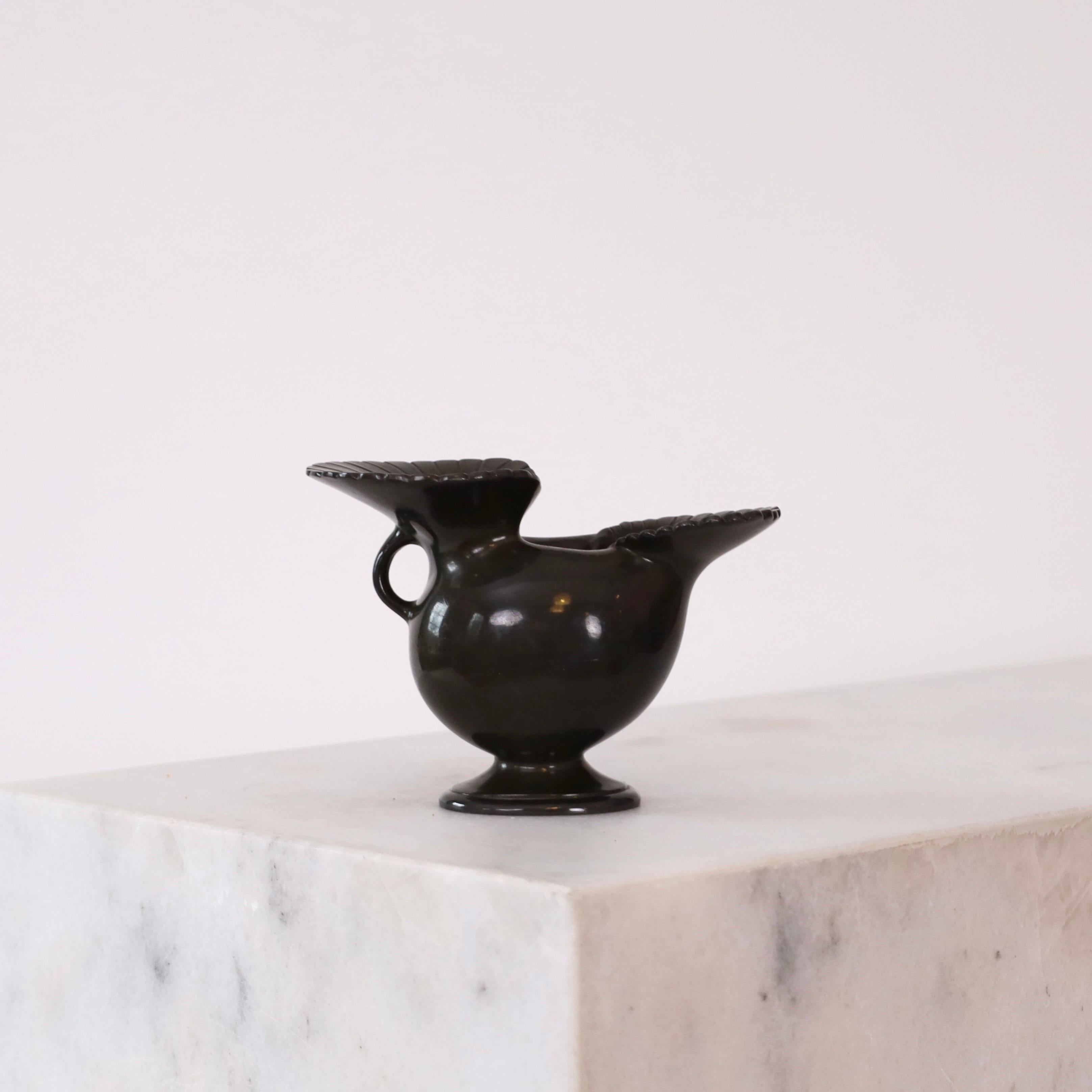 Exquisite Art-déco-Vase, entworfen von Just Andersen in den späten 1920er Jahren. Es ist ein Musterbeispiel für die zeitlose Anziehungskraft von Just Andersens und ein schönes Detail für jeden schönen Raum.

* Eine Metallvase mit Fuß in organischen