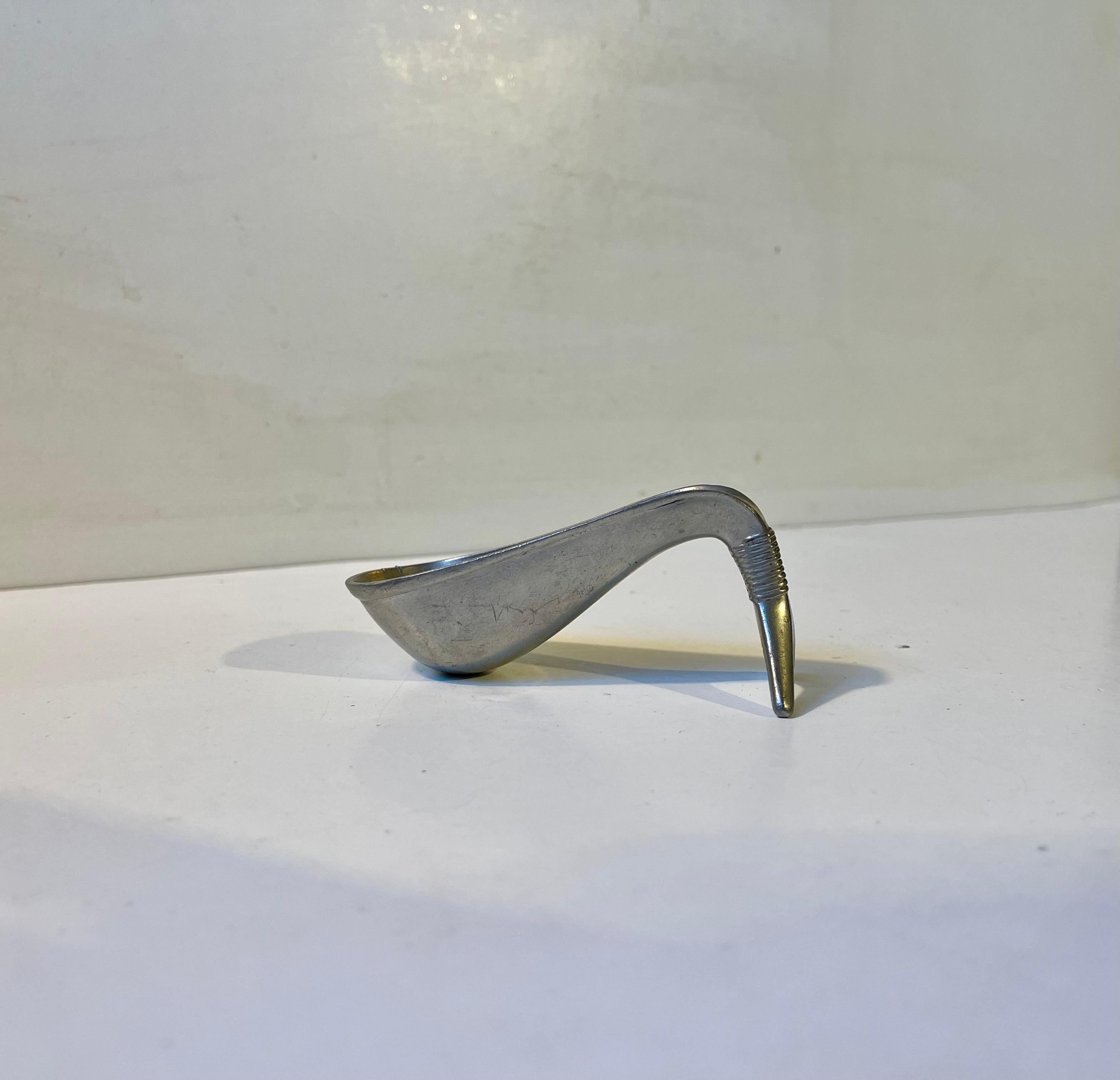 Un elegante portapipe a forma di balena in peltro. Stile Art Deco inconfondibile e bellissime curve organiche. Progettato e realizzato da Just Andersen in Danimarca alla fine degli anni Trenta. Stampato da Just alla sua coda. 

Misure: L: 10 cm, H: