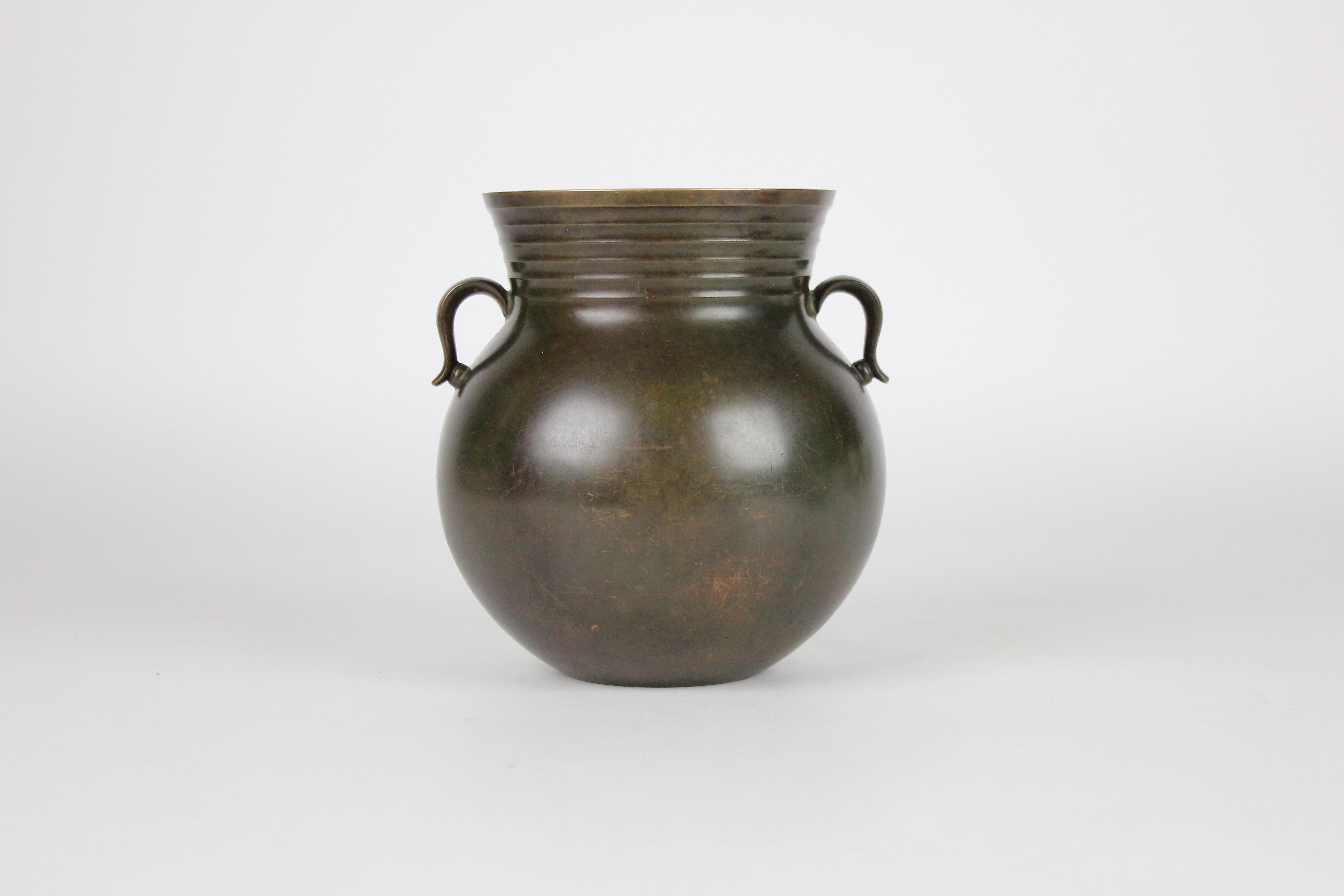 Raro vaso in bronzo Just Andersen modello B2109.
Il vaso è in buone condizioni originali con una bella patinatura originale verde/marrone.
Nessun problema per quanto riguarda le condizioni.
Firmato 