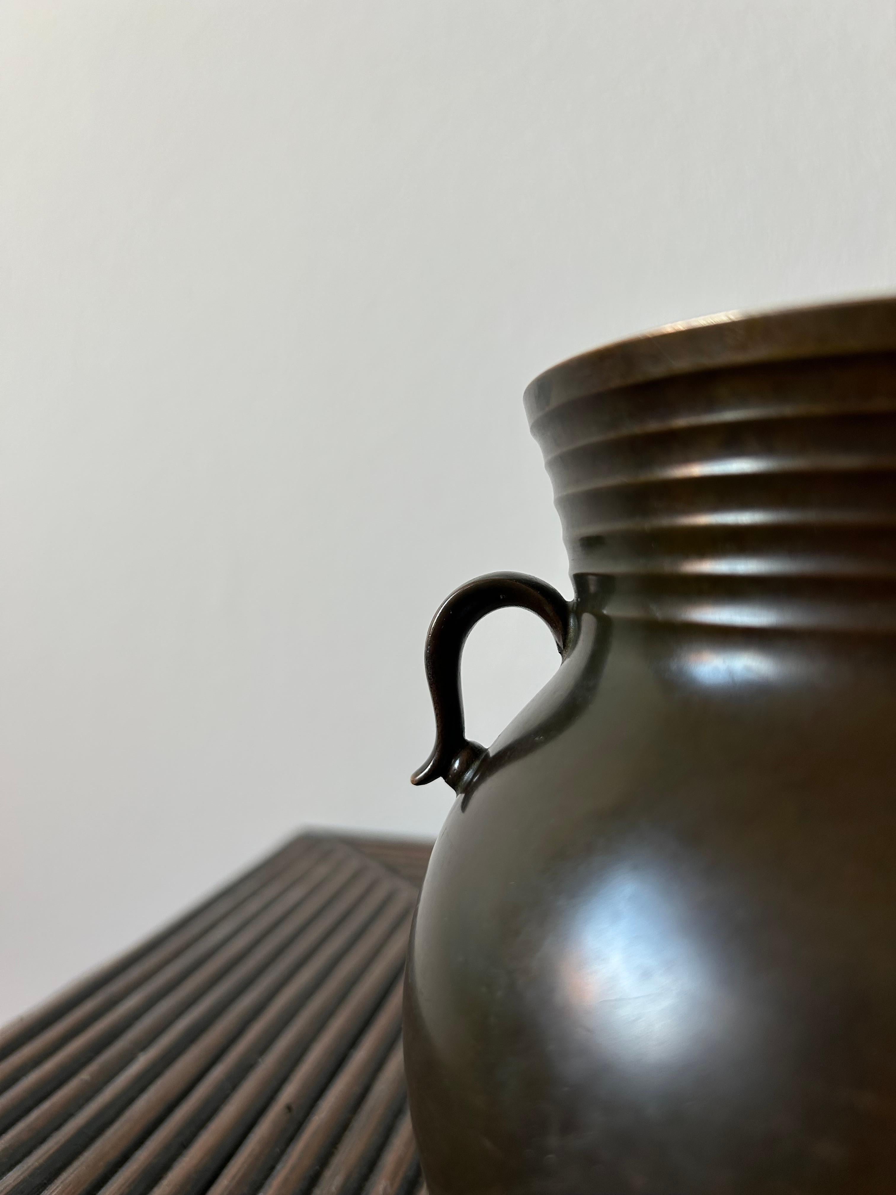 Rare vase en bronze Just Andersen modèle B2109.
Le vase est en bon état d'origine avec la belle patine d'origine qui au fil des années a pris une belle patine verte.

Le vase est le détail parfait pour tout style d'intérieur, qu'il s'agisse d'un