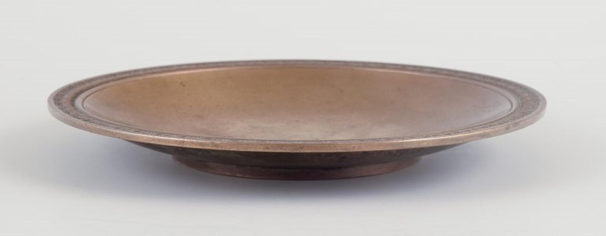 Les produits d'occasion sont exonérés de droits d'importation pour les clients américains. 
Par conséquent, aucun droit d'importation ne s'appliquera à votre achat.

Just Andersen (1884-1943).
Coupe circulaire Art Déco en bronze patiné.
Belle