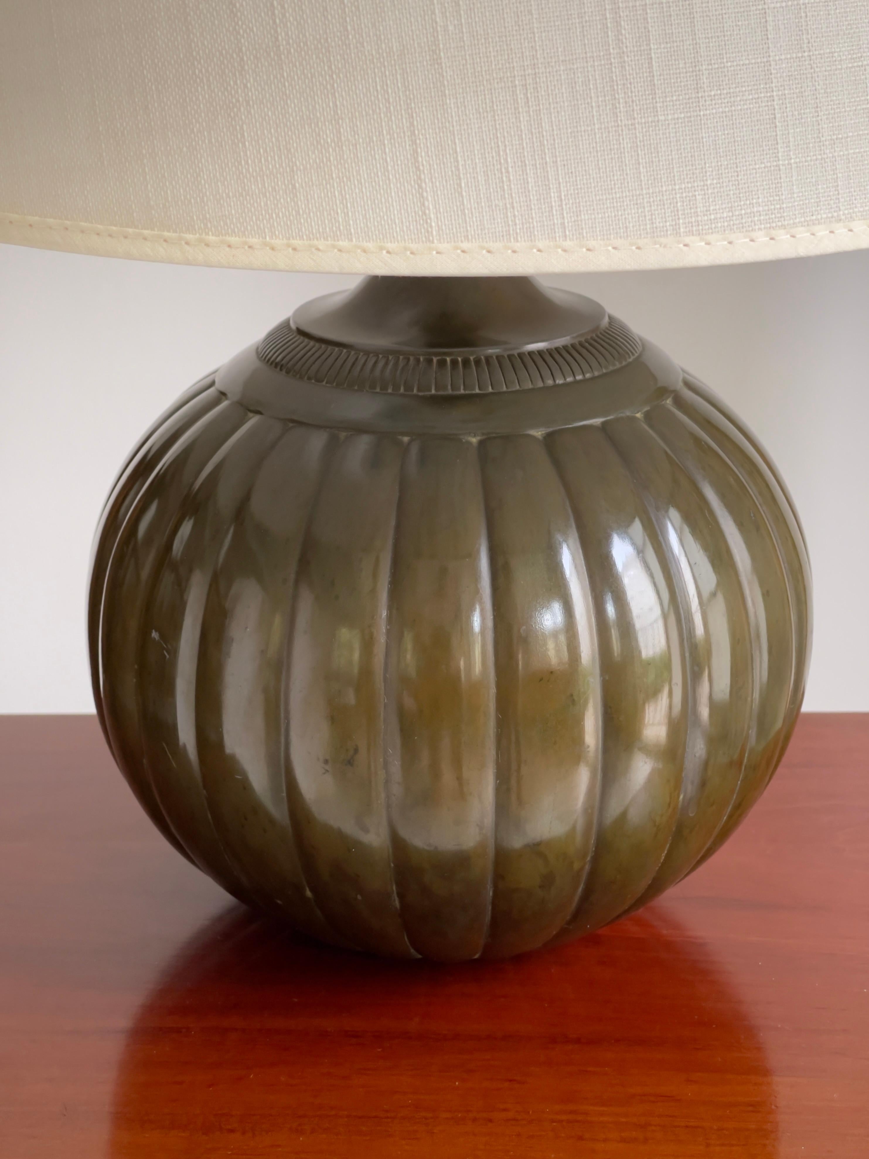 Just Andersen, Copenhague, lampe de table Artful Green des années 1930 en métal disco vert foncé. en vente 2