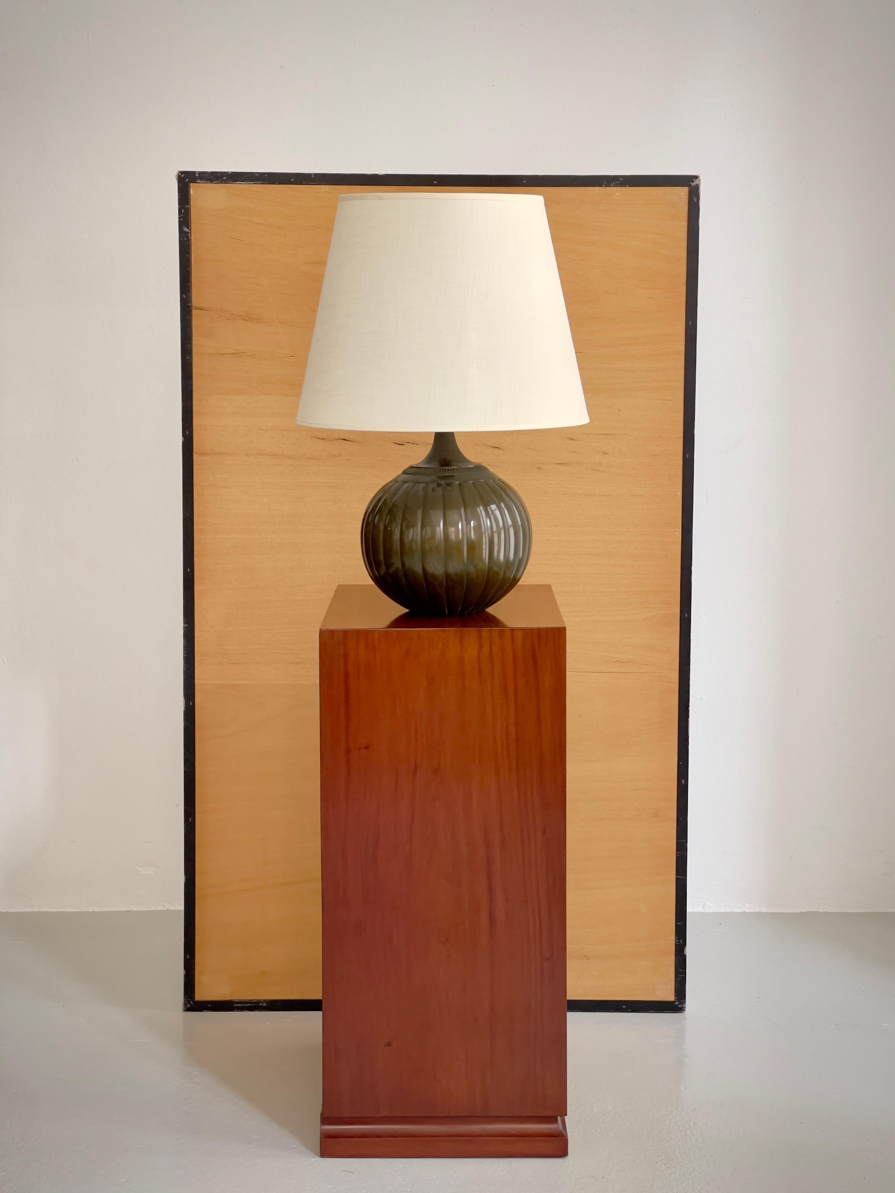 Art déco Just Andersen, Copenhague, lampe de table Artful Green des années 1930 en métal disco vert foncé. en vente