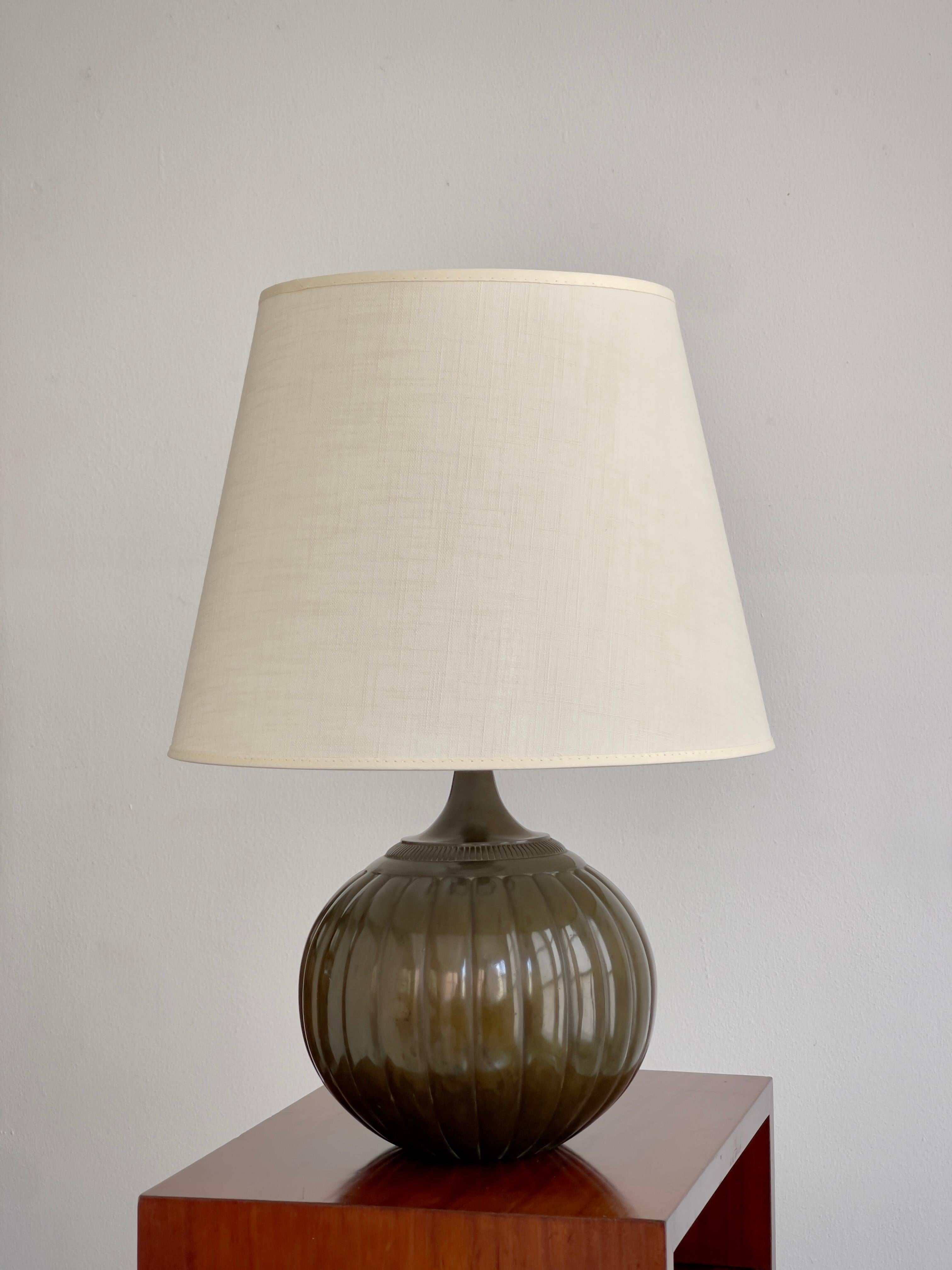 Danois Just Andersen, Copenhague, lampe de table Artful Green des années 1930 en métal disco vert foncé. en vente