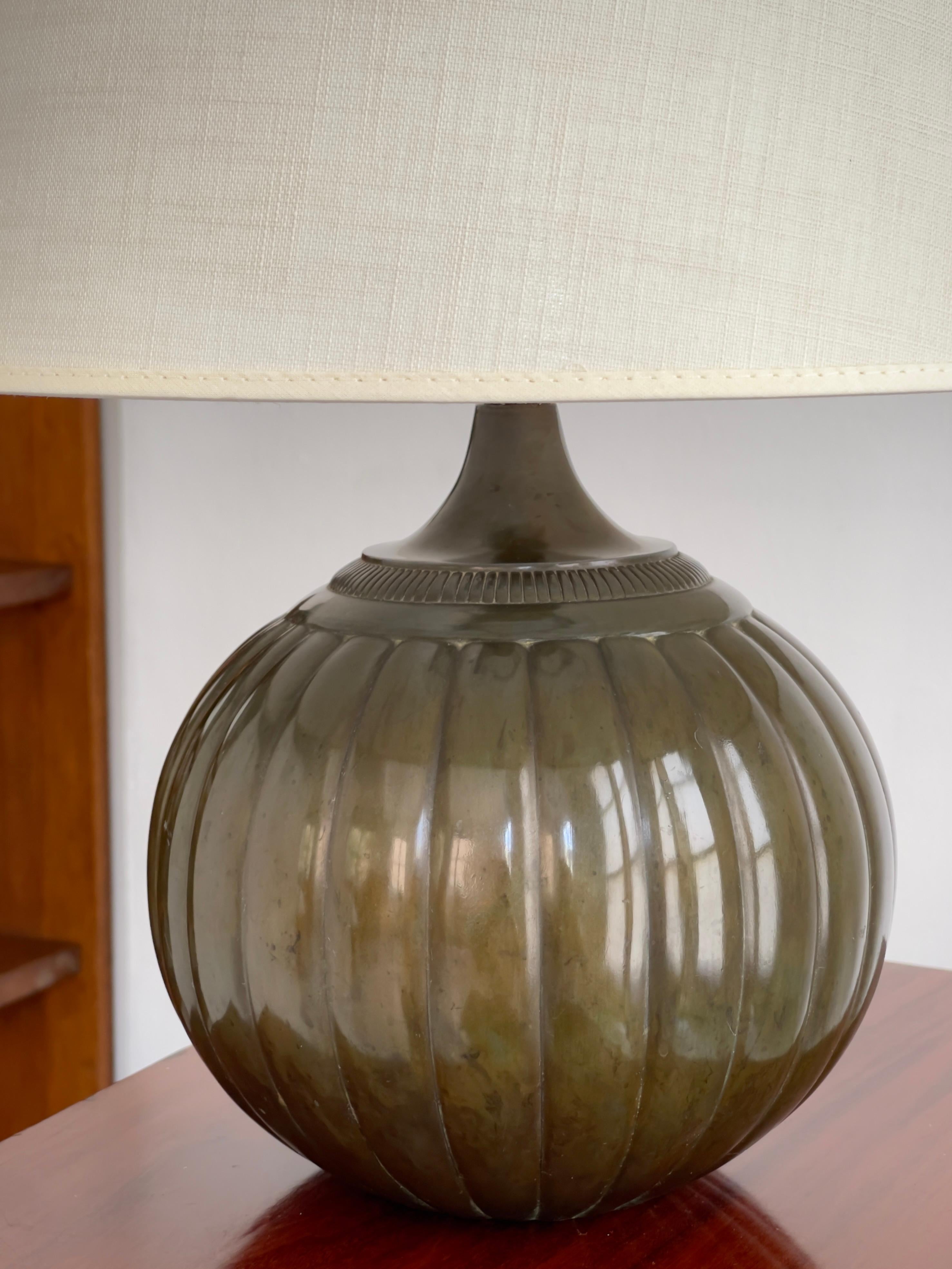 Moulage Just Andersen, Copenhague, lampe de table Artful Green des années 1930 en métal disco vert foncé. en vente
