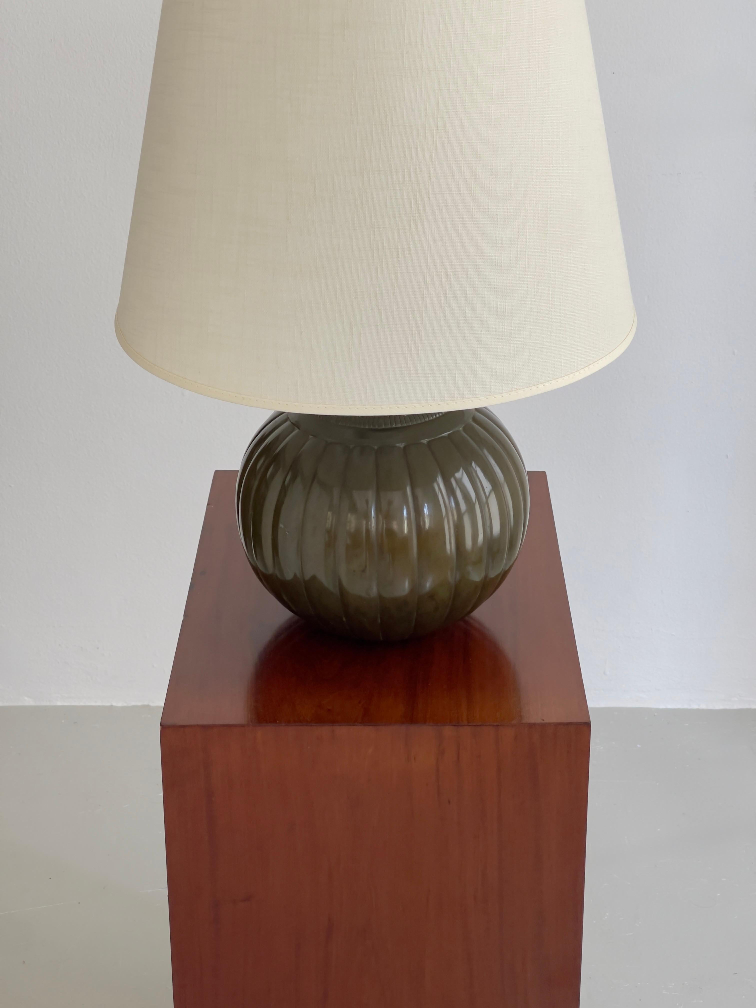 Just Andersen, Copenhague, lampe de table Artful Green des années 1930 en métal disco vert foncé. Bon état - En vente à København K, 84