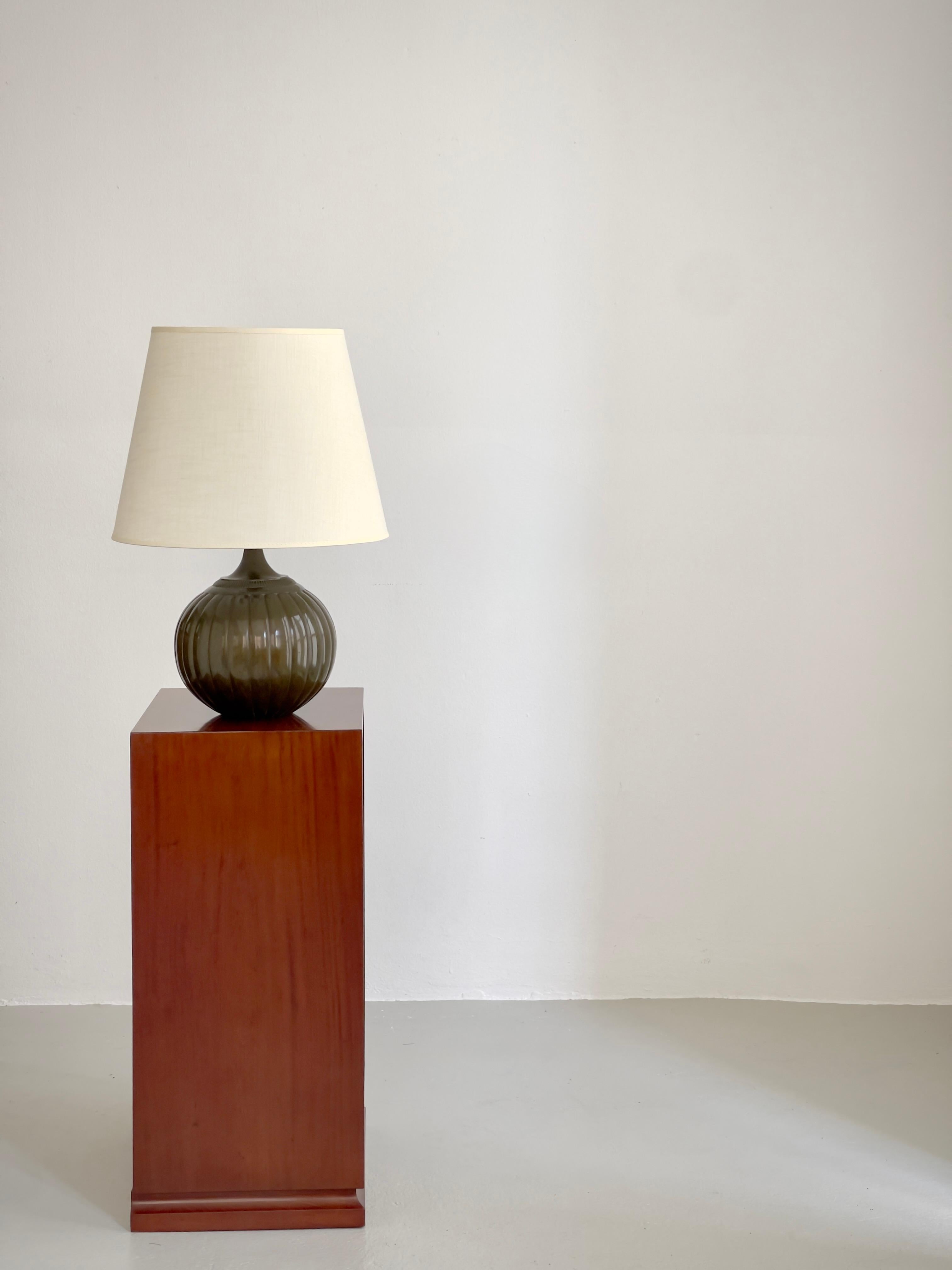 Milieu du XXe siècle Just Andersen, Copenhague, lampe de table Artful Green des années 1930 en métal disco vert foncé. en vente