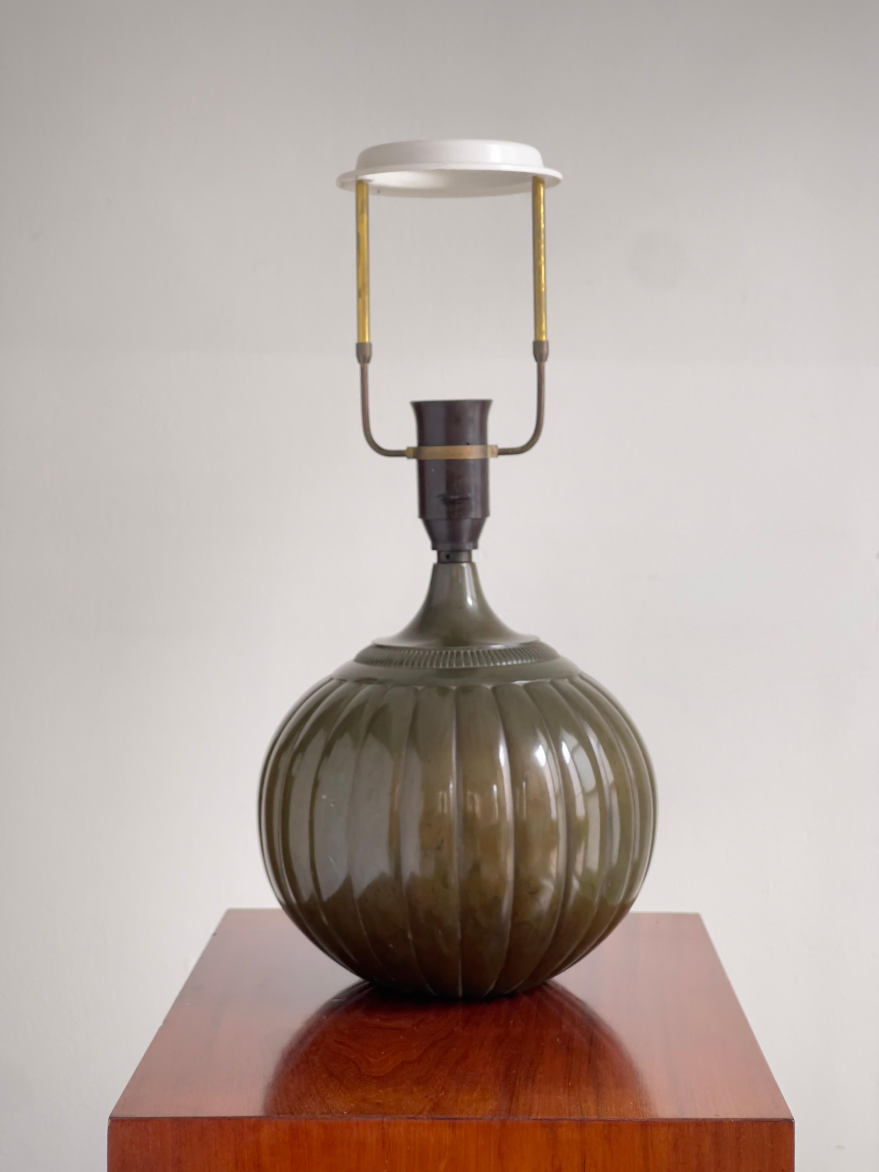 Just Andersen, Copenhague, lampe de table Artful Green des années 1930 en métal disco vert foncé. en vente 1