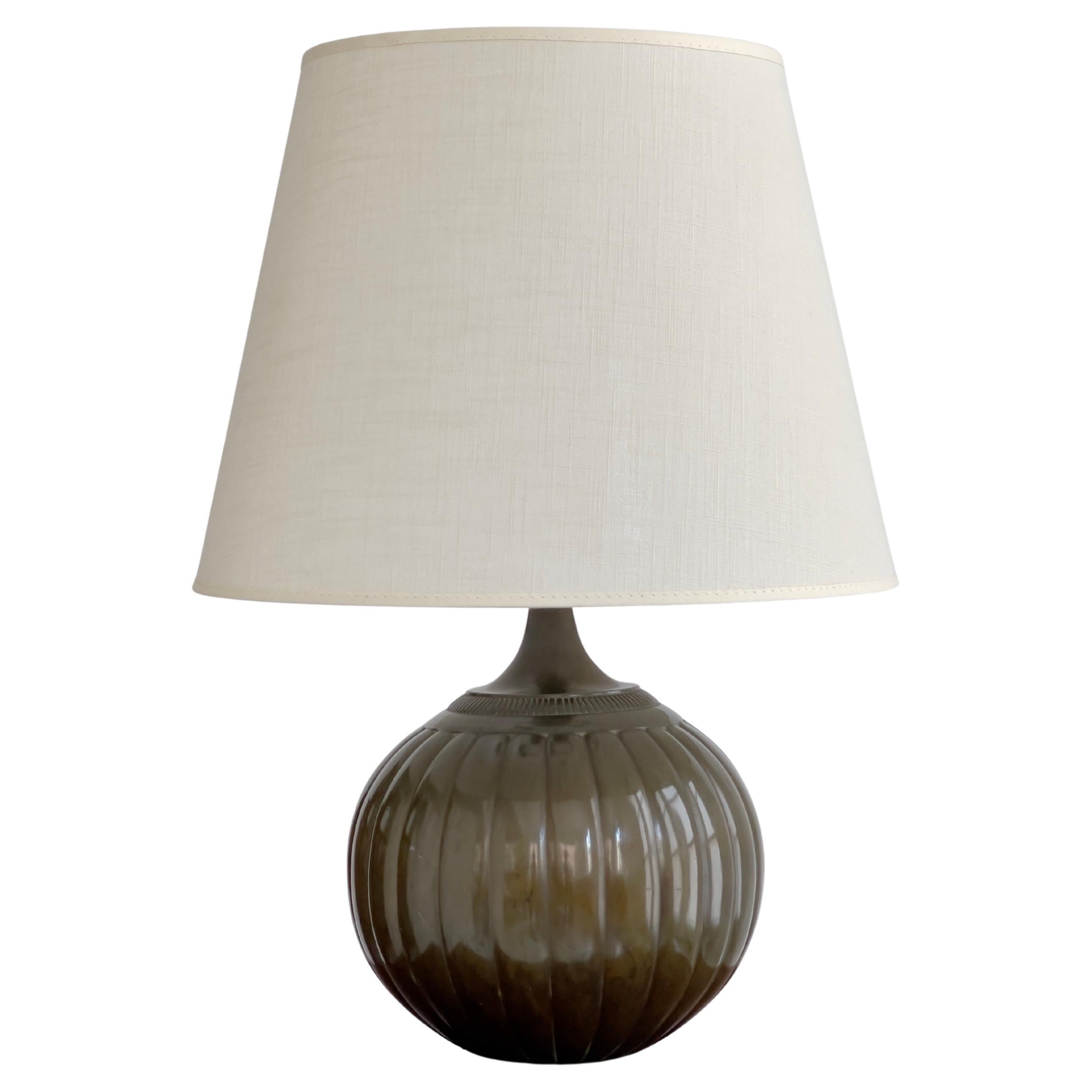 Just Andersen, Copenhague, lampe de table Artful Green des années 1930 en métal disco vert foncé.