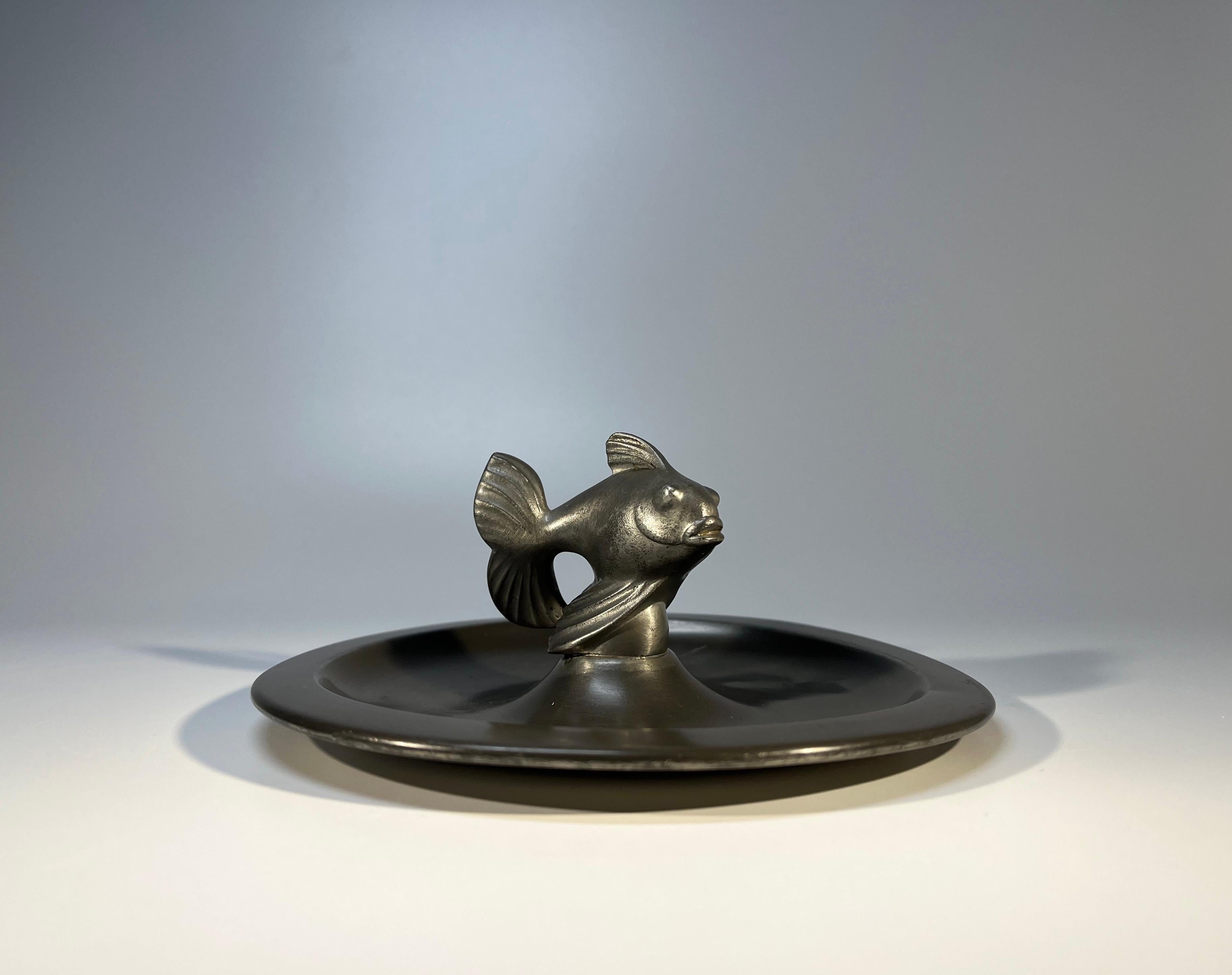 Just Andersen, Dänemark 1930er Jahre Art Deco Zinn stilisierter Fisch vide poche
Ungefähr 1930er Jahre
Auf dem Sockel gestempelt und nummeriert 1656L
Durchmesser 6 Zoll, Höhe 2,5 Zoll
Erstaunlich guter Zustand. Altersbedingte