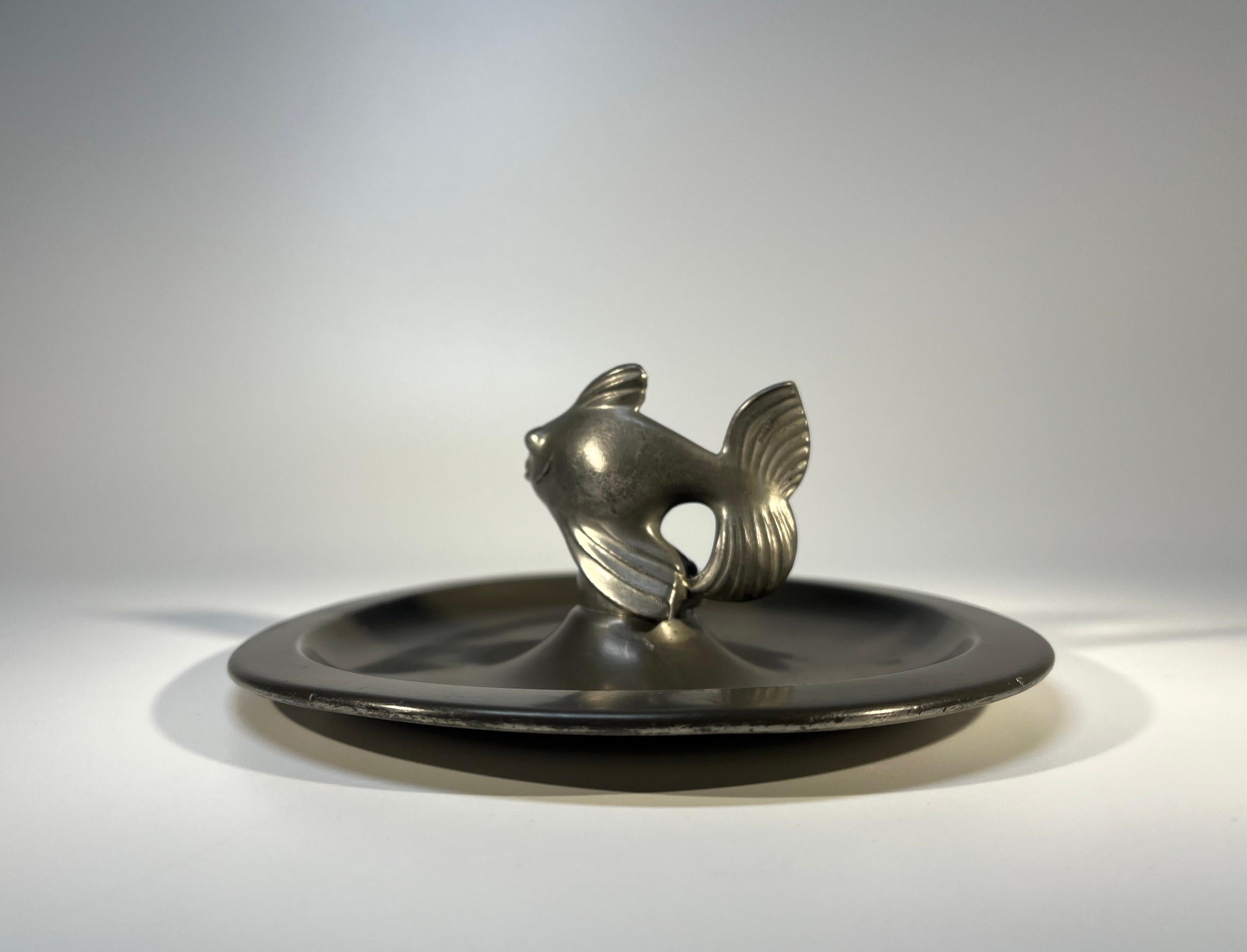 Just Andersen, Dänemark 1930er Jahre Art Deco Zinn Stilisierter Fisch Vide Poche #1656L (Art déco) im Angebot