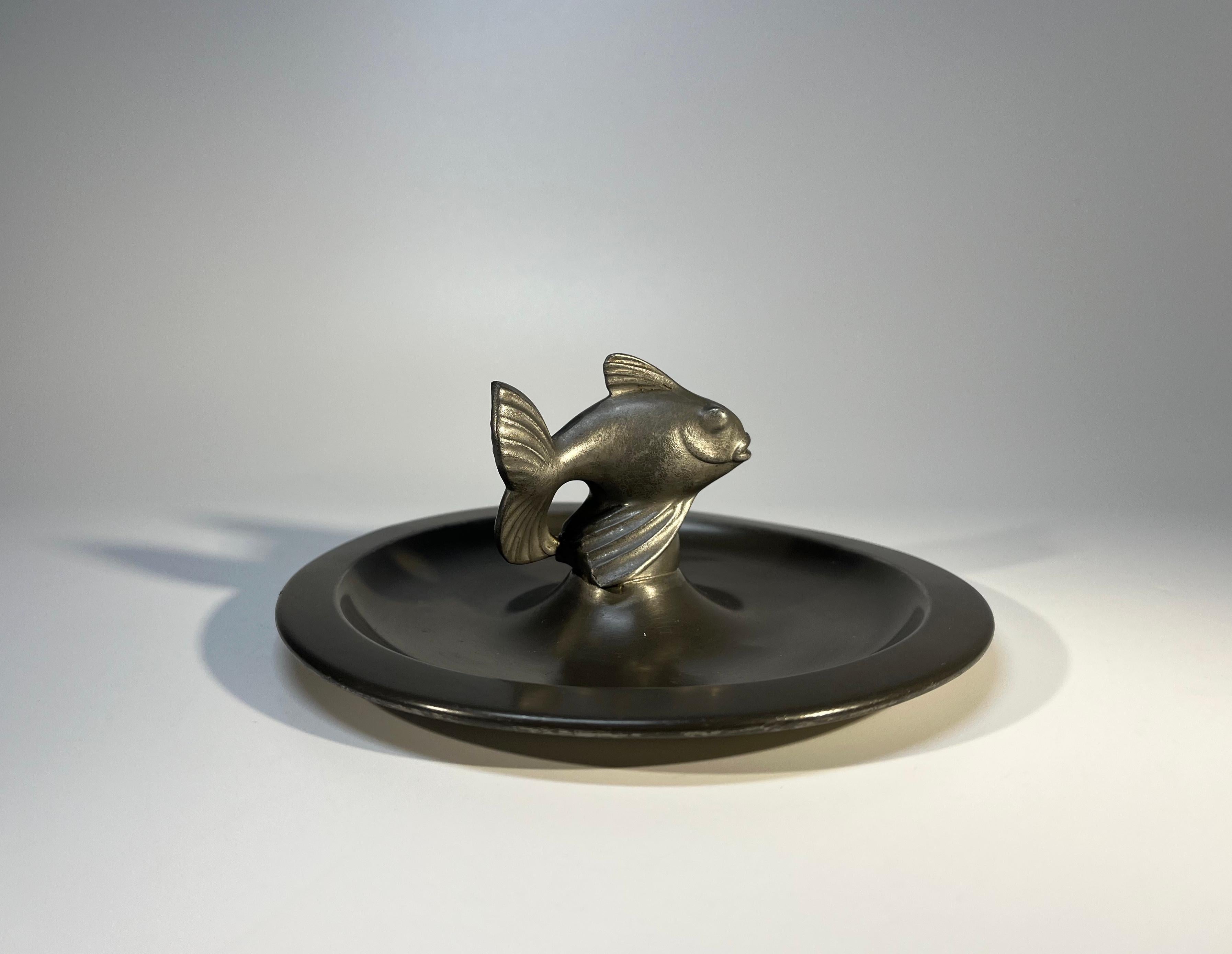 Just Andersen, Dänemark 1930er Jahre Art Deco Zinn Stilisierter Fisch Vide Poche #1656L (Dänisch) im Angebot