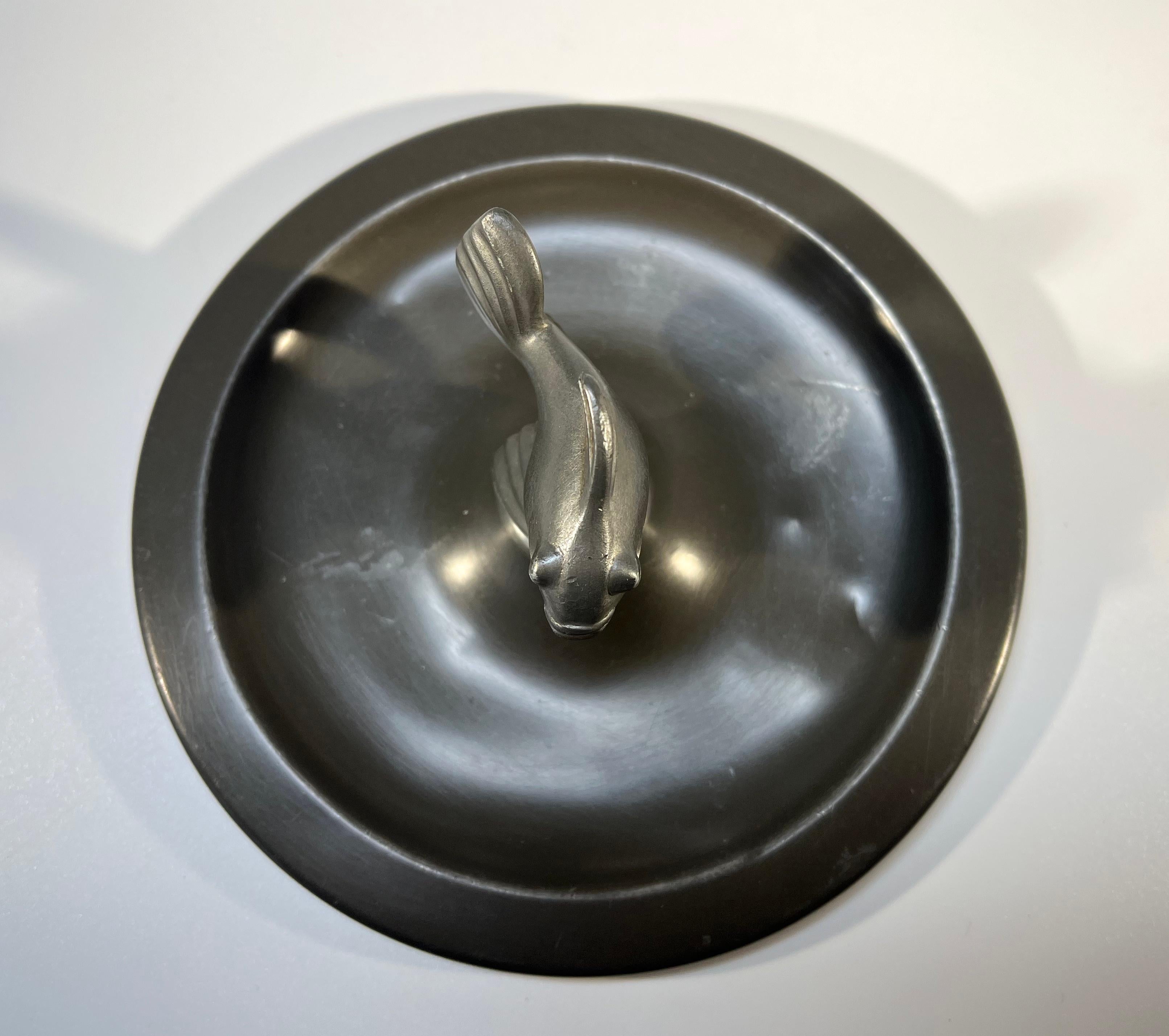 Just Andersen, Dänemark 1930er Jahre Art Deco Zinn Stilisierter Fisch Vide Poche #1656L (Mitte des 20. Jahrhunderts) im Angebot