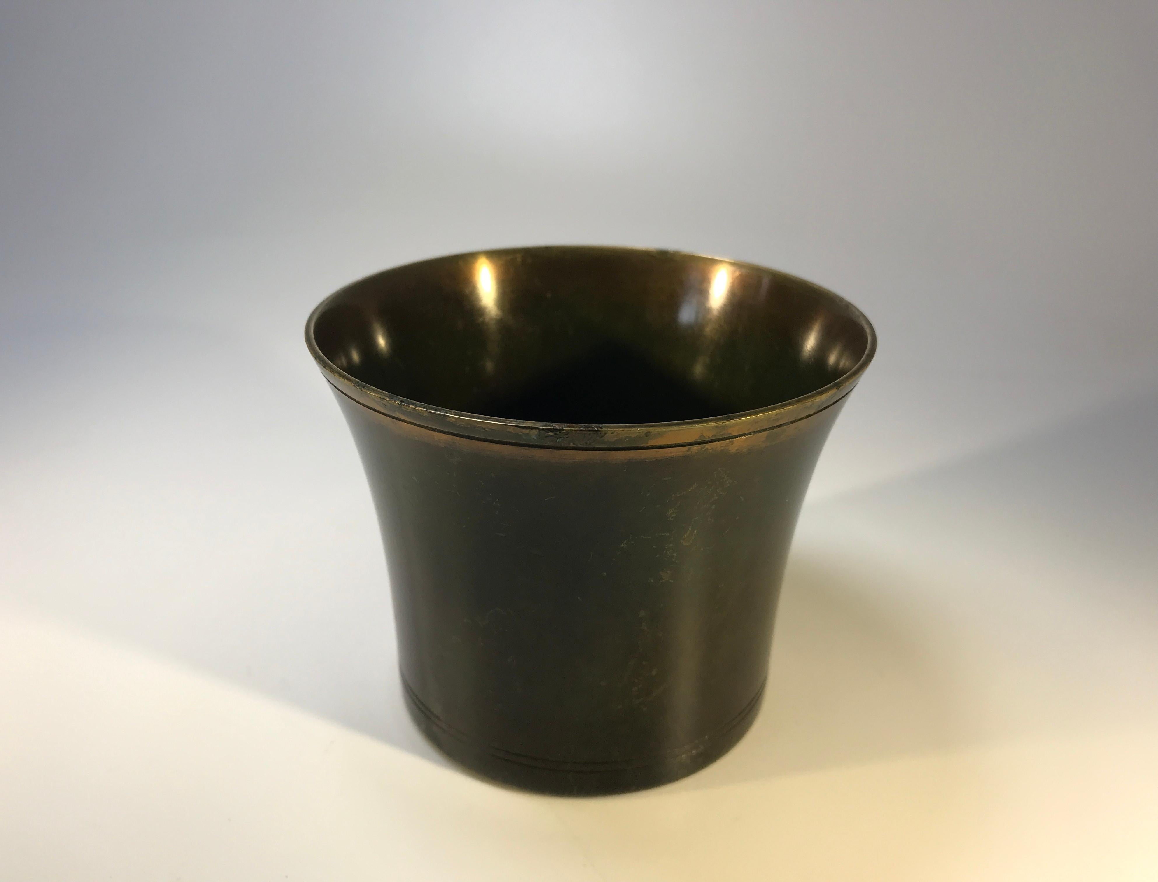 Just Andersen bronze cache pot with engraved trim
A small Danish pot with character and history
Stamped and numbered LB 1161 on base
Measures: Height 2.75 inch, diameter 3.5 inch
In good condition and lovely dark patina. Has outer surface scratches