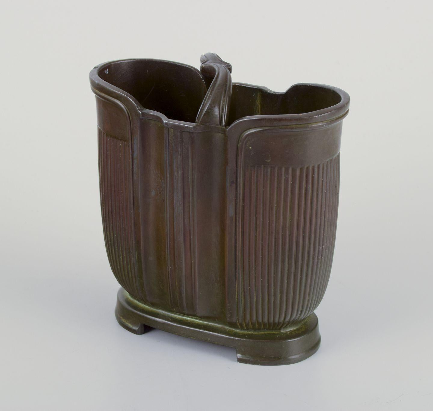 I prodotti usati sono esenti da dazi all'importazione per i clienti statunitensi. 
Pertanto, al tuo acquisto non saranno applicate tariffe di importazione.

Just Andersen (1884-1943), Danimarca.
Vaso Art Déco su piede con manico.
Metallo 