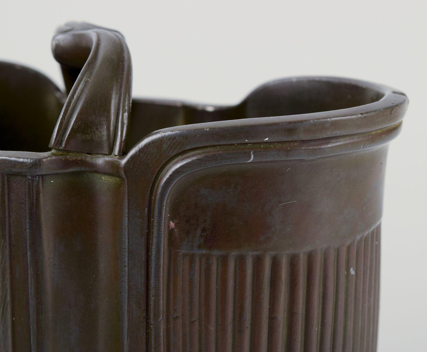Just Andersen, Danimarca. Vaso Art Déco su piede con manico. 
