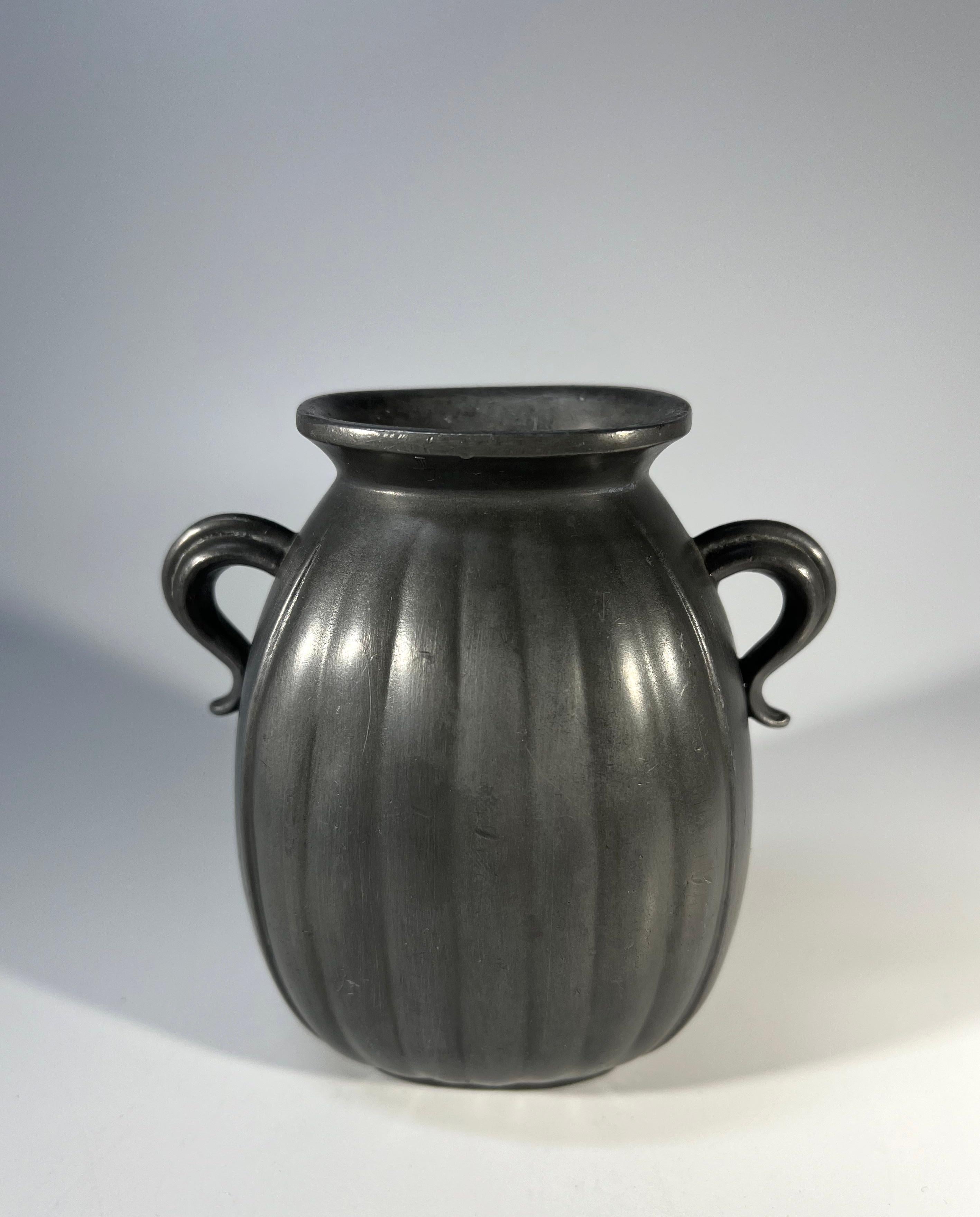 Just Andersen, Danimarca Disko Metalware 1930 Scandinavian Twin Handle Vase #D133 in vendita 2