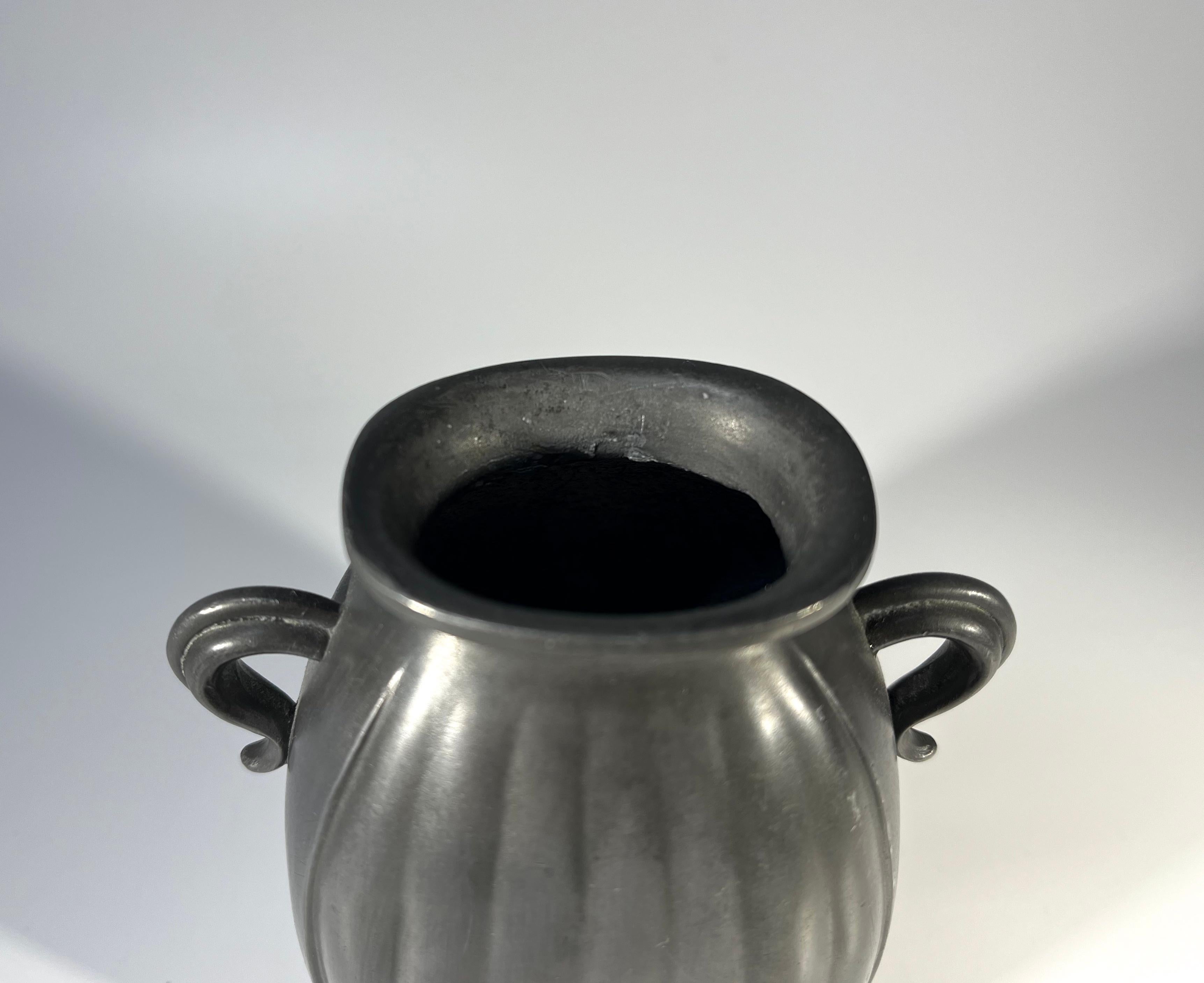 Just Andersen, Danimarca Disko Metalware 1930 Scandinavian Twin Handle Vase #D133 in vendita 3