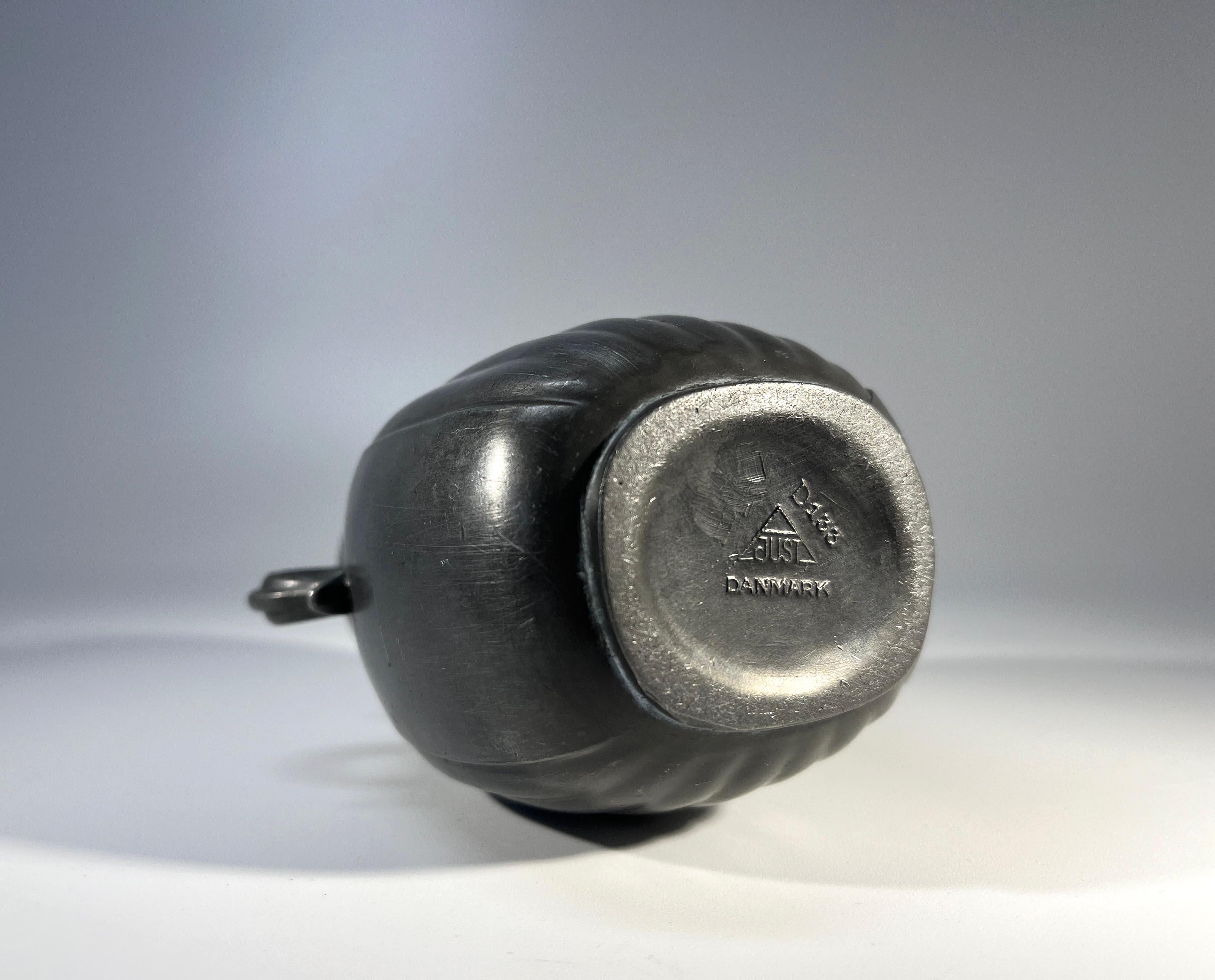 Just Andersen, Danimarca Disko Metalware 1930 Scandinavian Twin Handle Vase #D133 in vendita 4