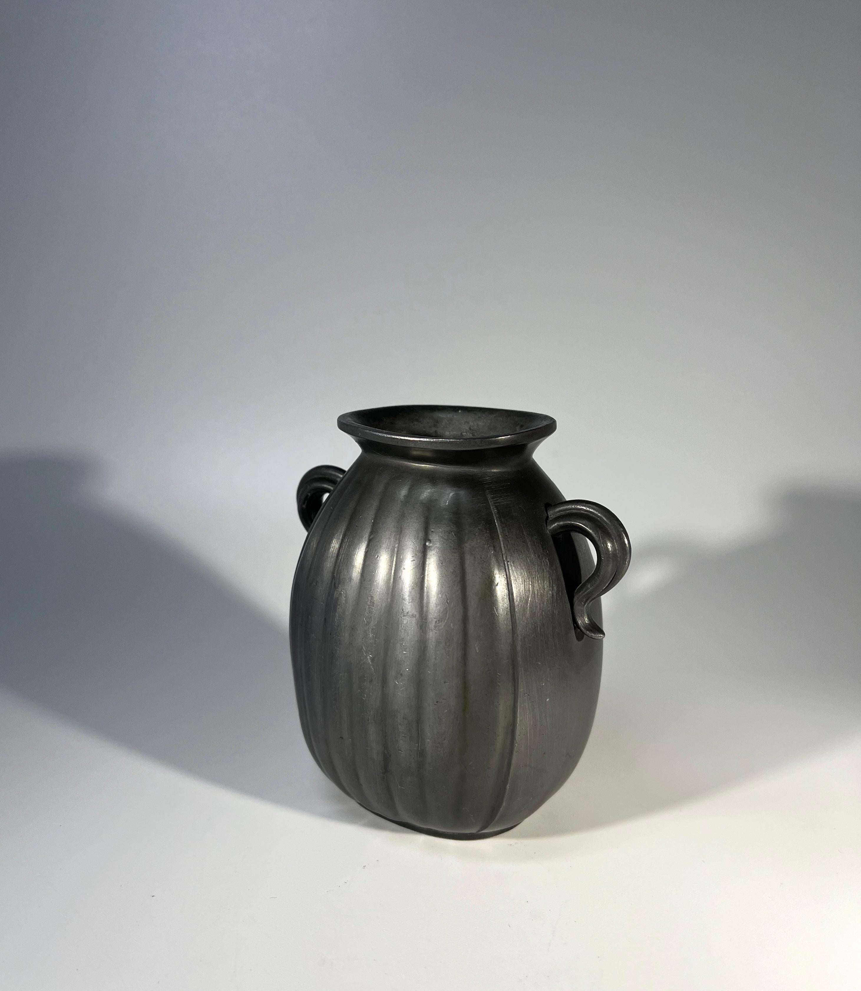 Art Déco Just Andersen, Danimarca Disko Metalware 1930 Scandinavian Twin Handle Vase #D133 in vendita