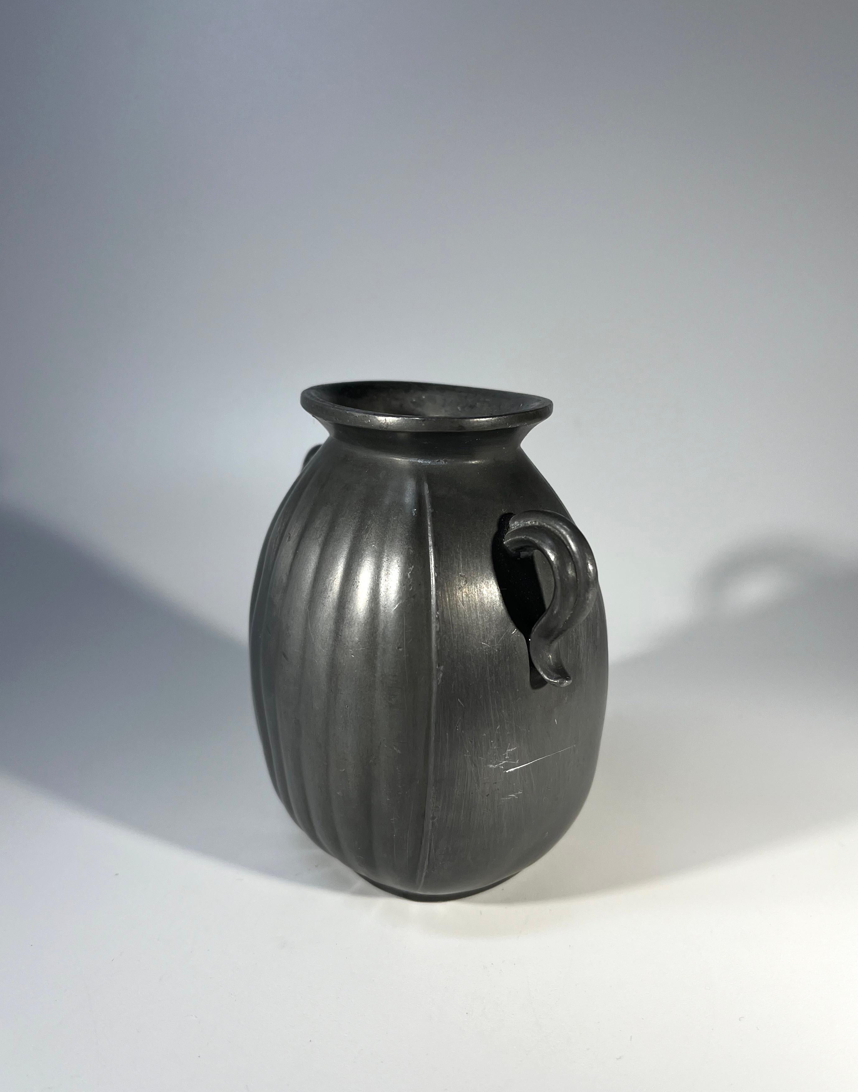 Danese Just Andersen, Danimarca Disko Metalware 1930 Scandinavian Twin Handle Vase #D133 in vendita