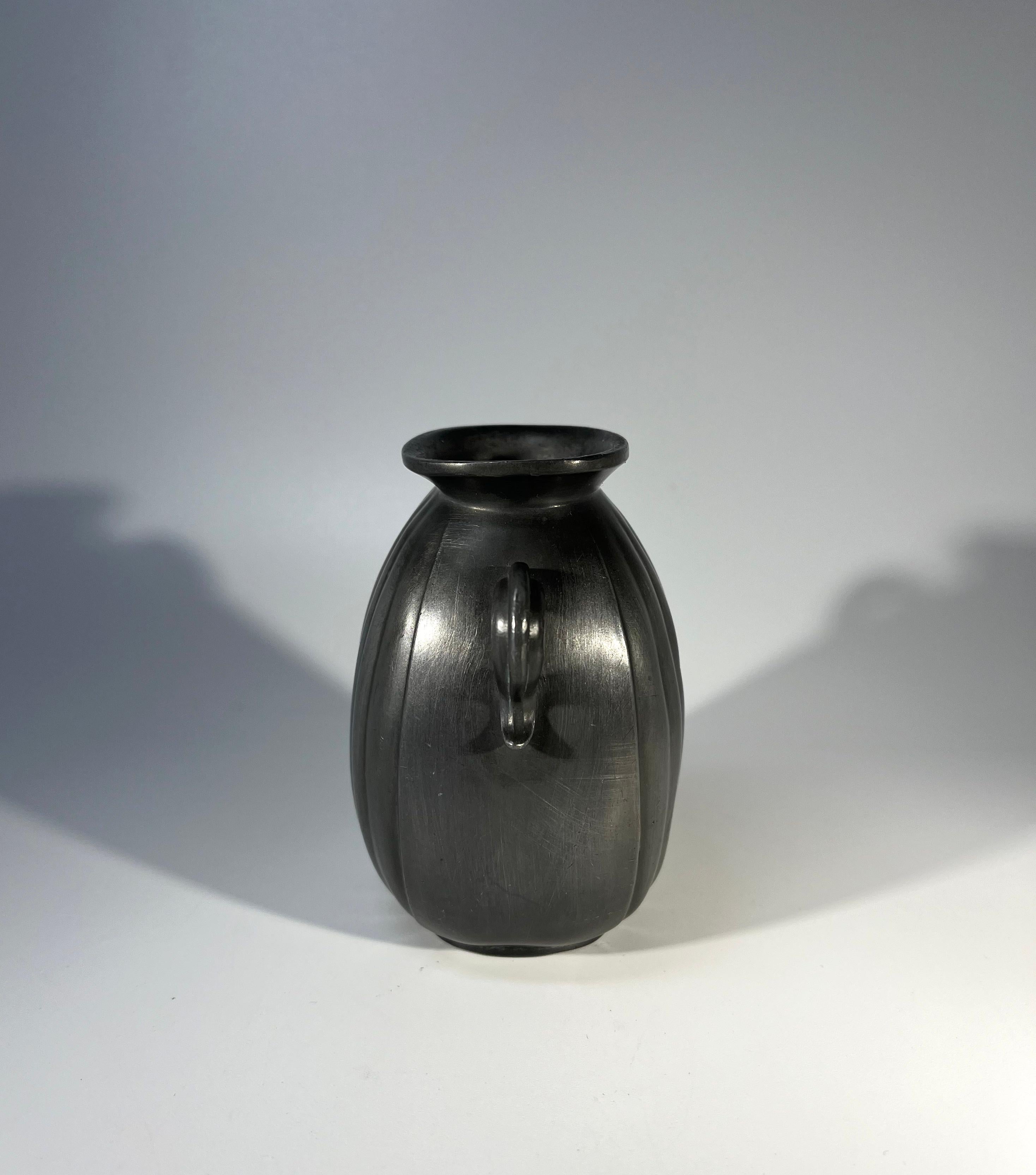 Calco Just Andersen, Danimarca Disko Metalware 1930 Scandinavian Twin Handle Vase #D133 in vendita