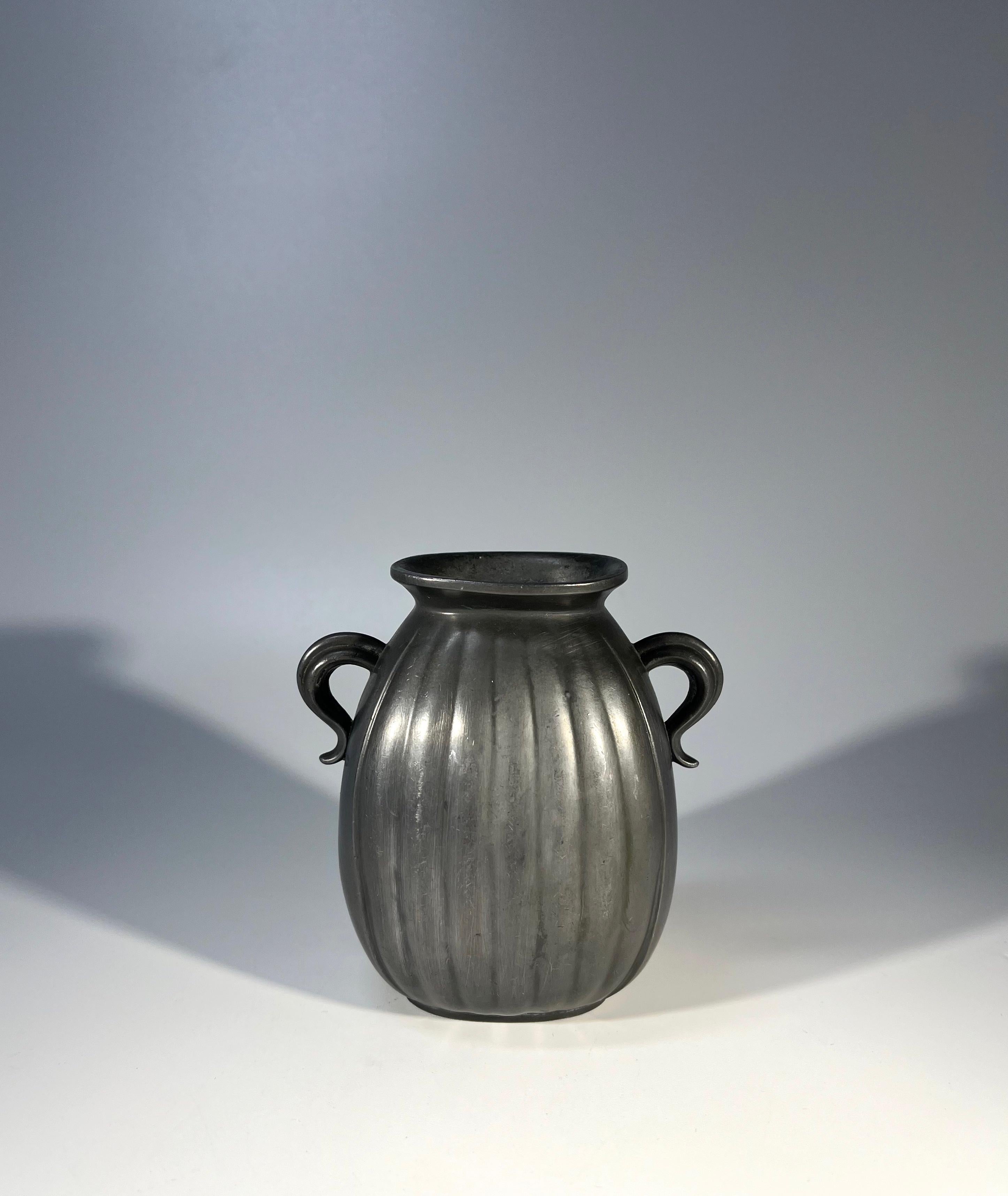 Just Andersen, Danimarca Disko Metalware 1930 Scandinavian Twin Handle Vase #D133 In condizioni buone in vendita a Rothley, Leicestershire