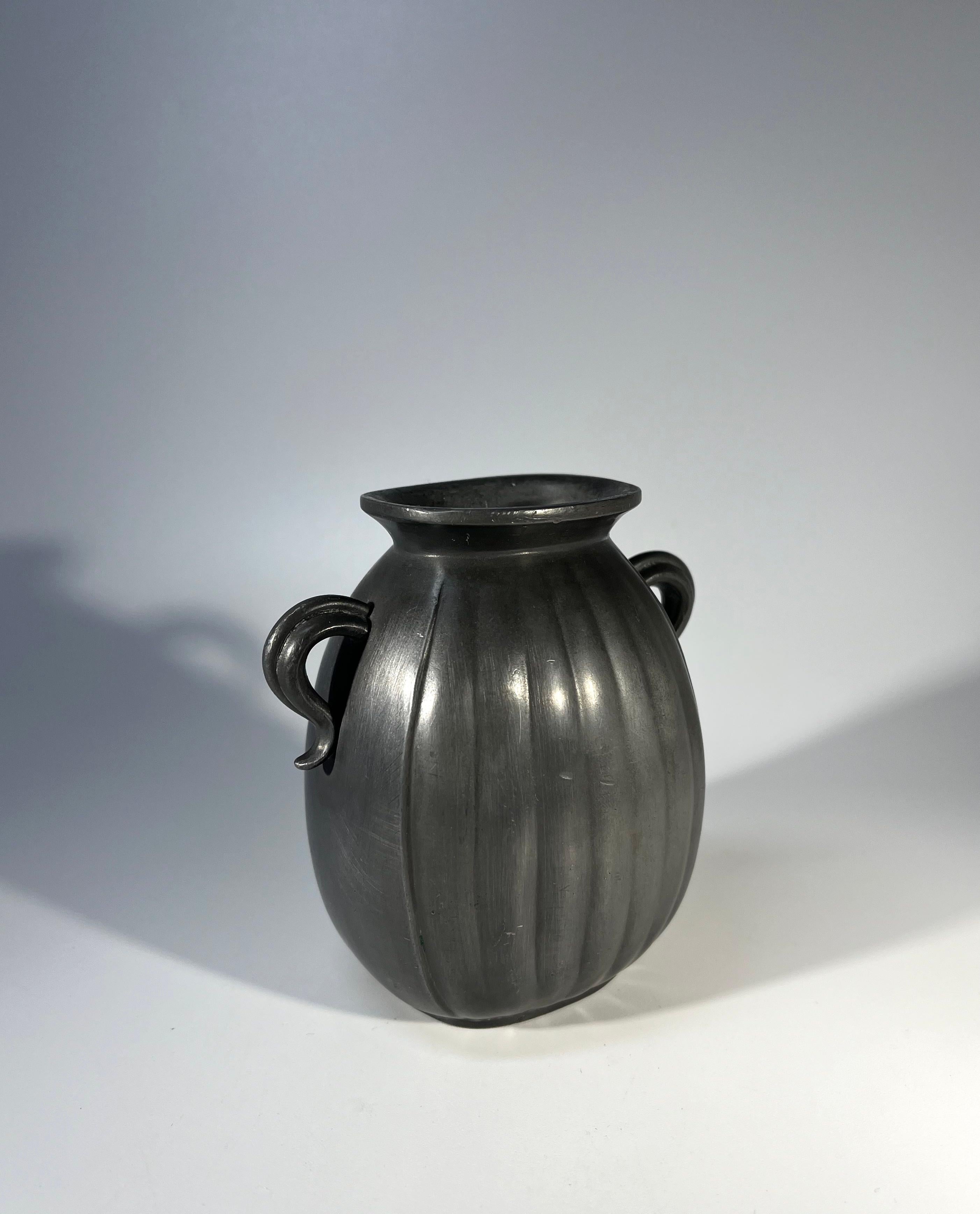 Metà XX secolo Just Andersen, Danimarca Disko Metalware 1930 Scandinavian Twin Handle Vase #D133 in vendita