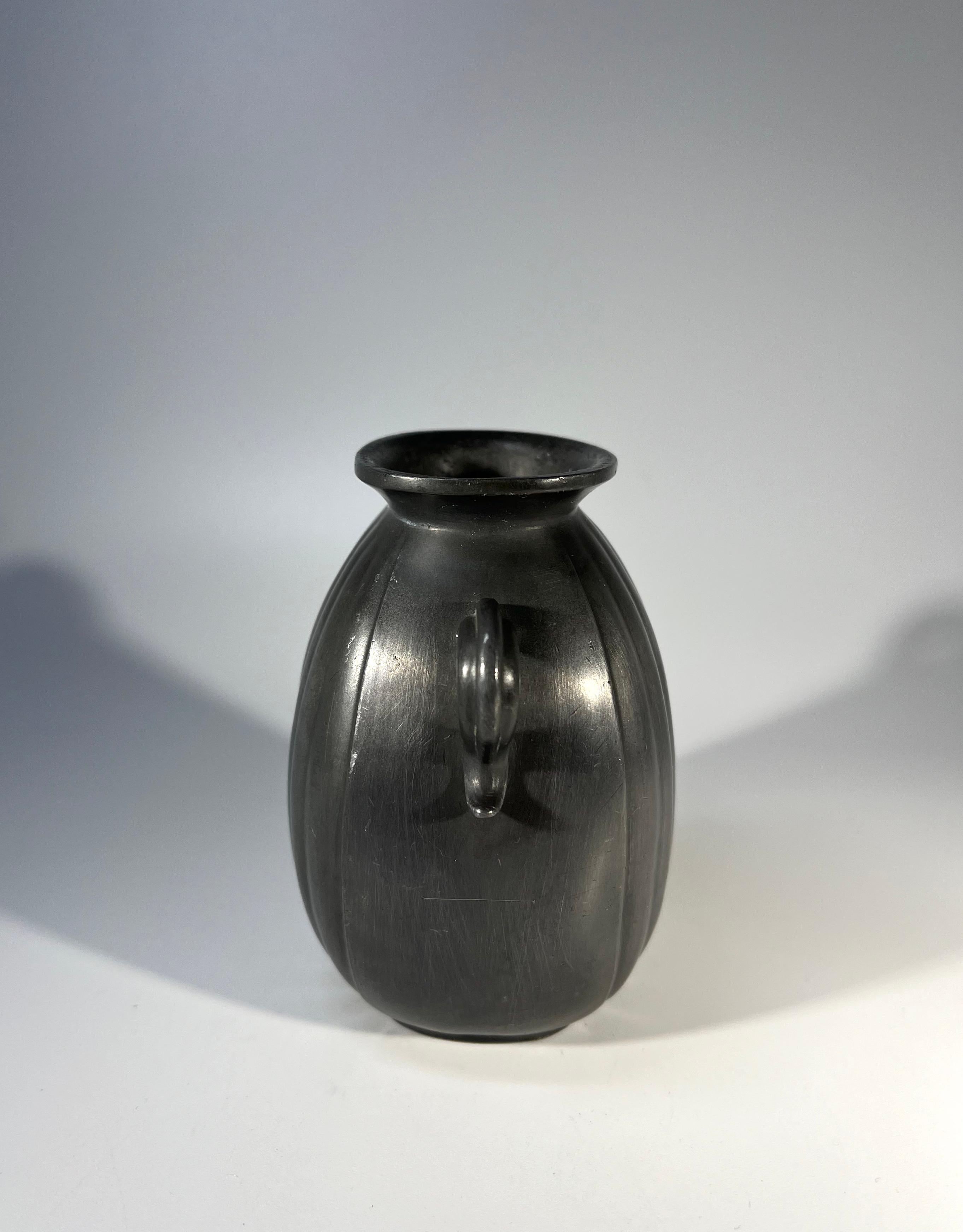 Metallo Just Andersen, Danimarca Disko Metalware 1930 Scandinavian Twin Handle Vase #D133 in vendita