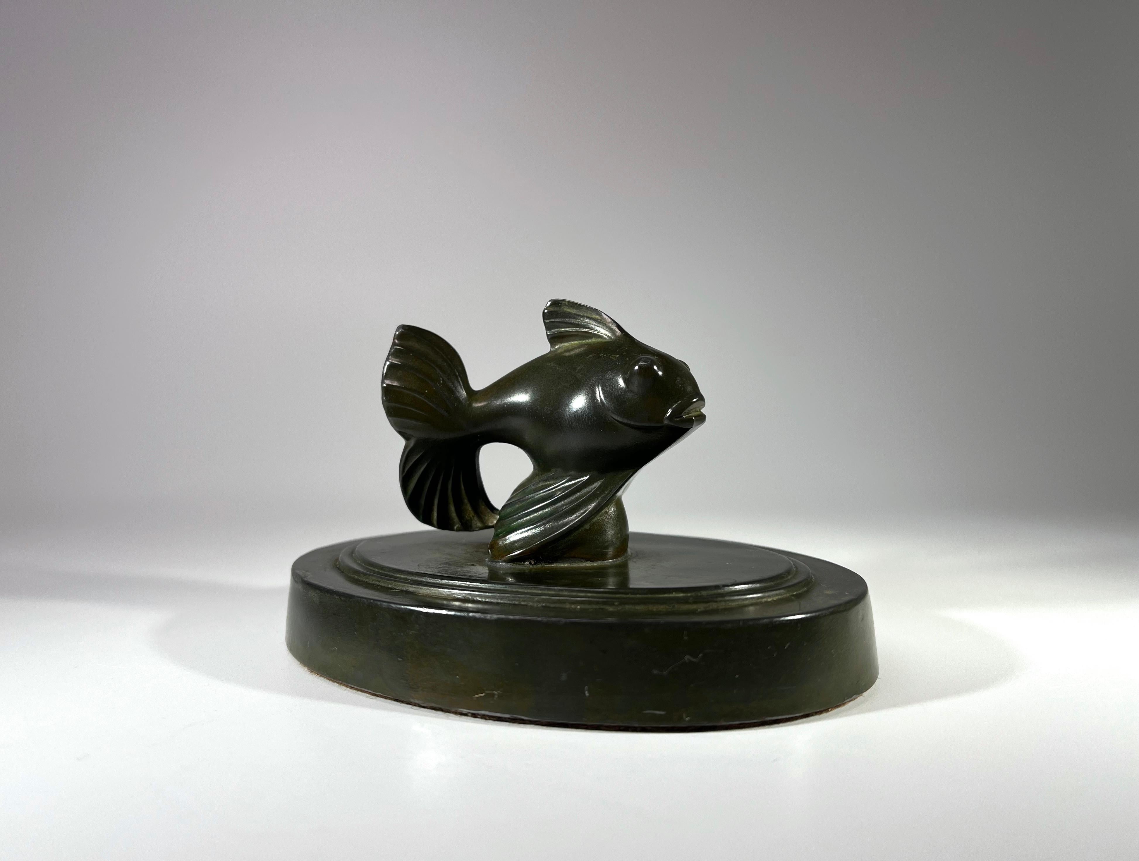 Art Deco Disko Metall stilisierter Fächerschwanz Fisch Zinn Briefbeschwerer von Just Andersen aus Dänemark. 
Wunderschöne, abgenutzte Patina - ein tolles Schreibtisch-Accessoire.
Disko-Metall, erfunden von Just Andersen durch Kombination von Blei