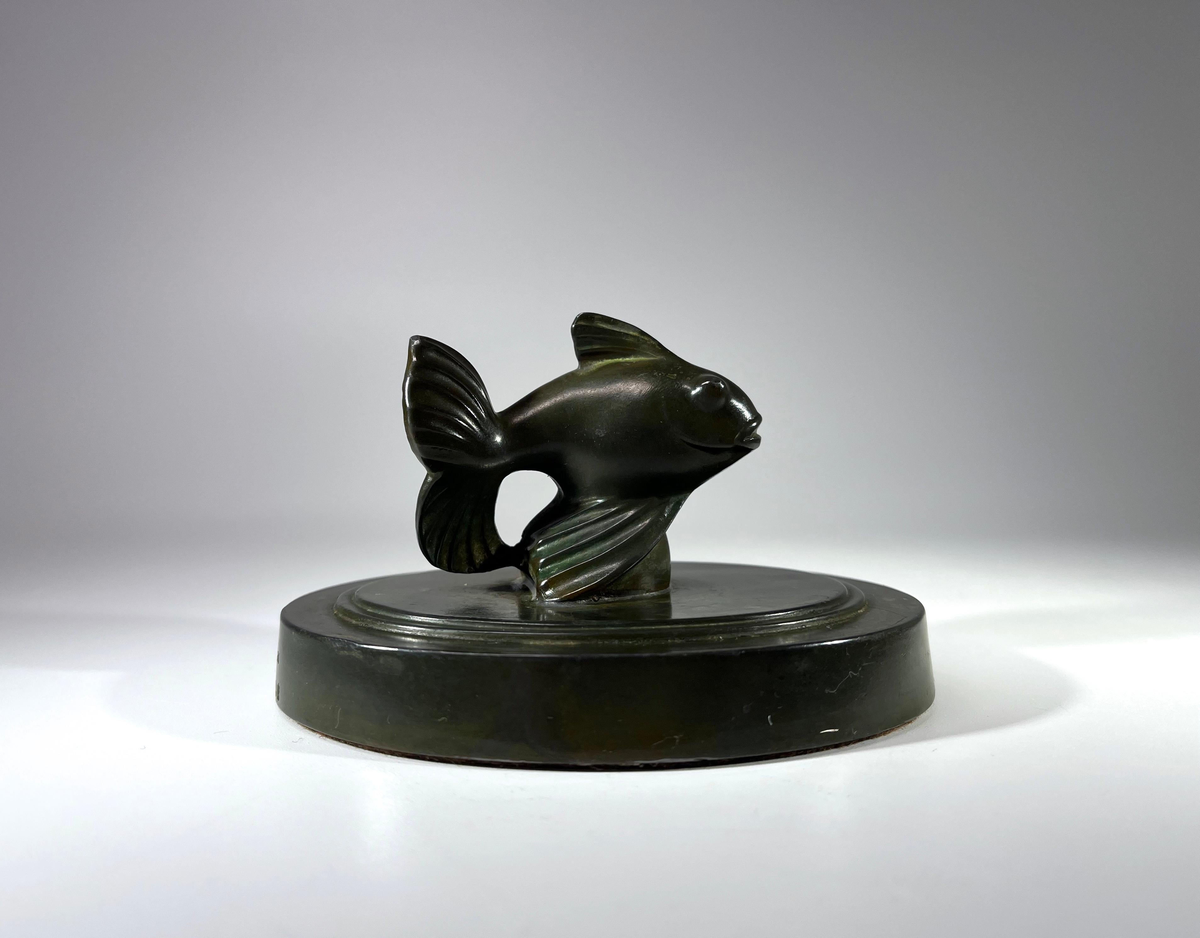 Just Andersen, Dänemark, Disko, stilisierter Fantail-Fisch 1920er Jahre  Art Deco Briefbeschwerer (Dänisch) im Angebot
