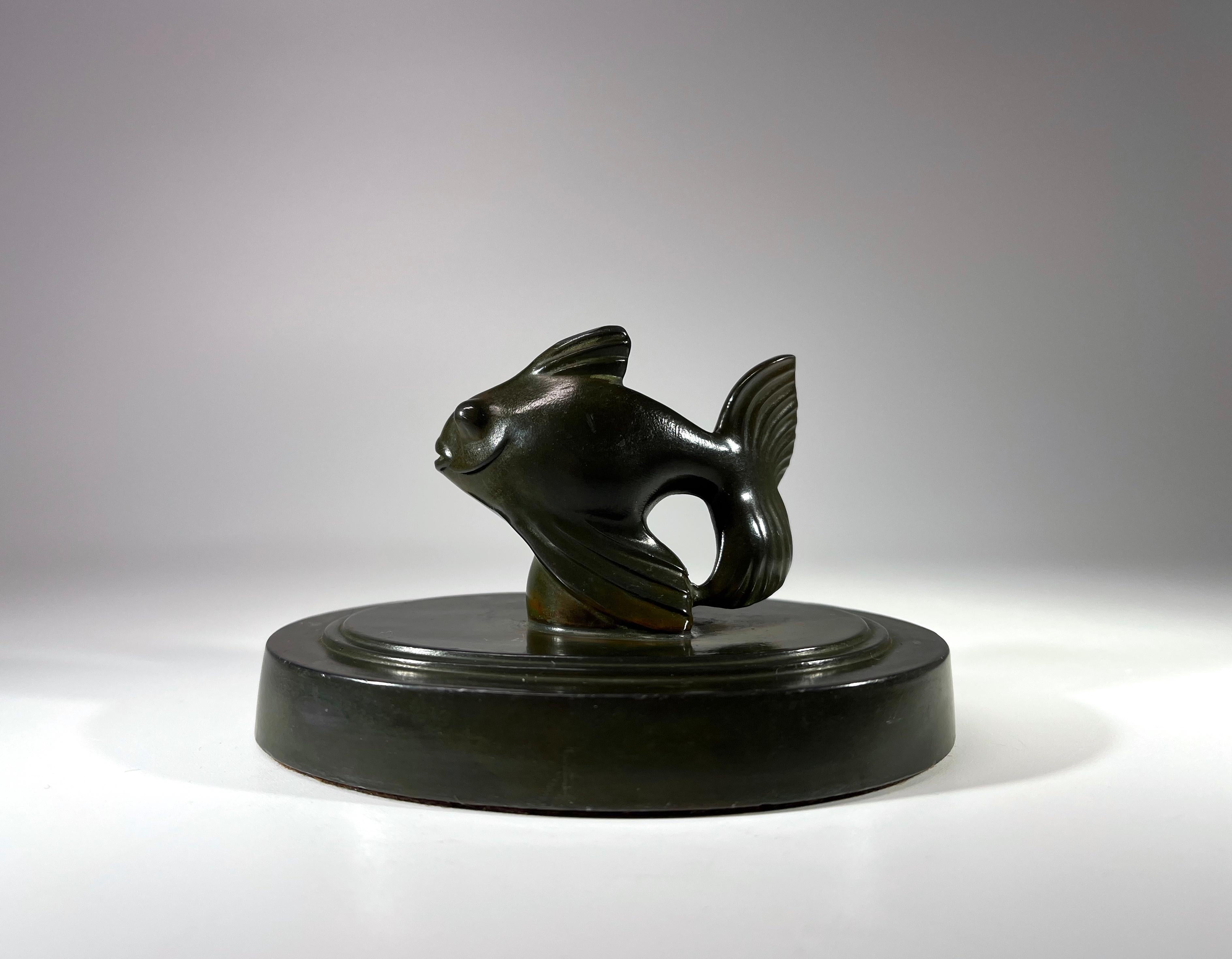Just Andersen, Dänemark, Disko, stilisierter Fantail-Fisch 1920er Jahre  Art Deco Briefbeschwerer im Zustand „Gut“ im Angebot in Rothley, Leicestershire