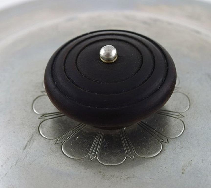 Just Andersen, Danemark. Rare casserole art déco à couvercle en étain avec bouton et poignée en bakélite. Modèle numéro 1902, années 1940.
Mesures : 27 x 11 cm.
En bon état.
Estampillé.