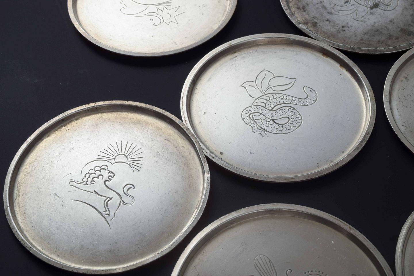 Danese Just Andersen, Danimarca. Set di sette sottobicchieri in peltro, anni '30/'40 in vendita