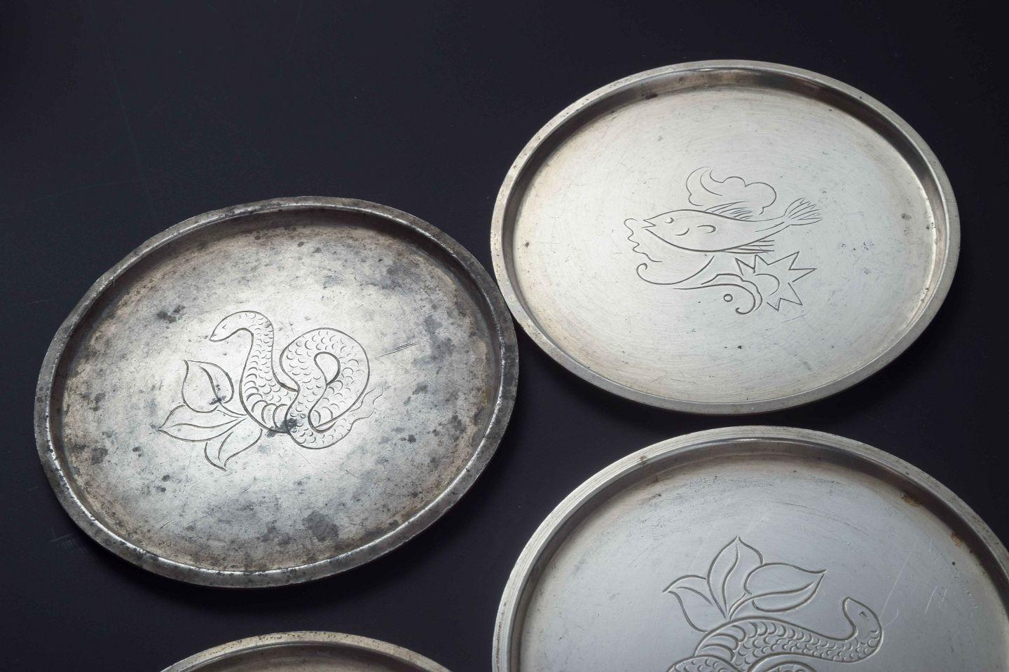 Just Andersen, Danimarca. Set di sette sottobicchieri in peltro, anni '30/'40 In condizioni buone in vendita a København, Copenhagen