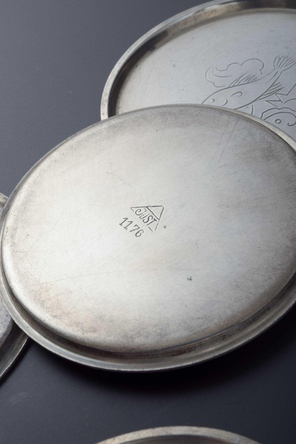 Metà XX secolo Just Andersen, Danimarca. Set di sette sottobicchieri in peltro, anni '30/'40 in vendita