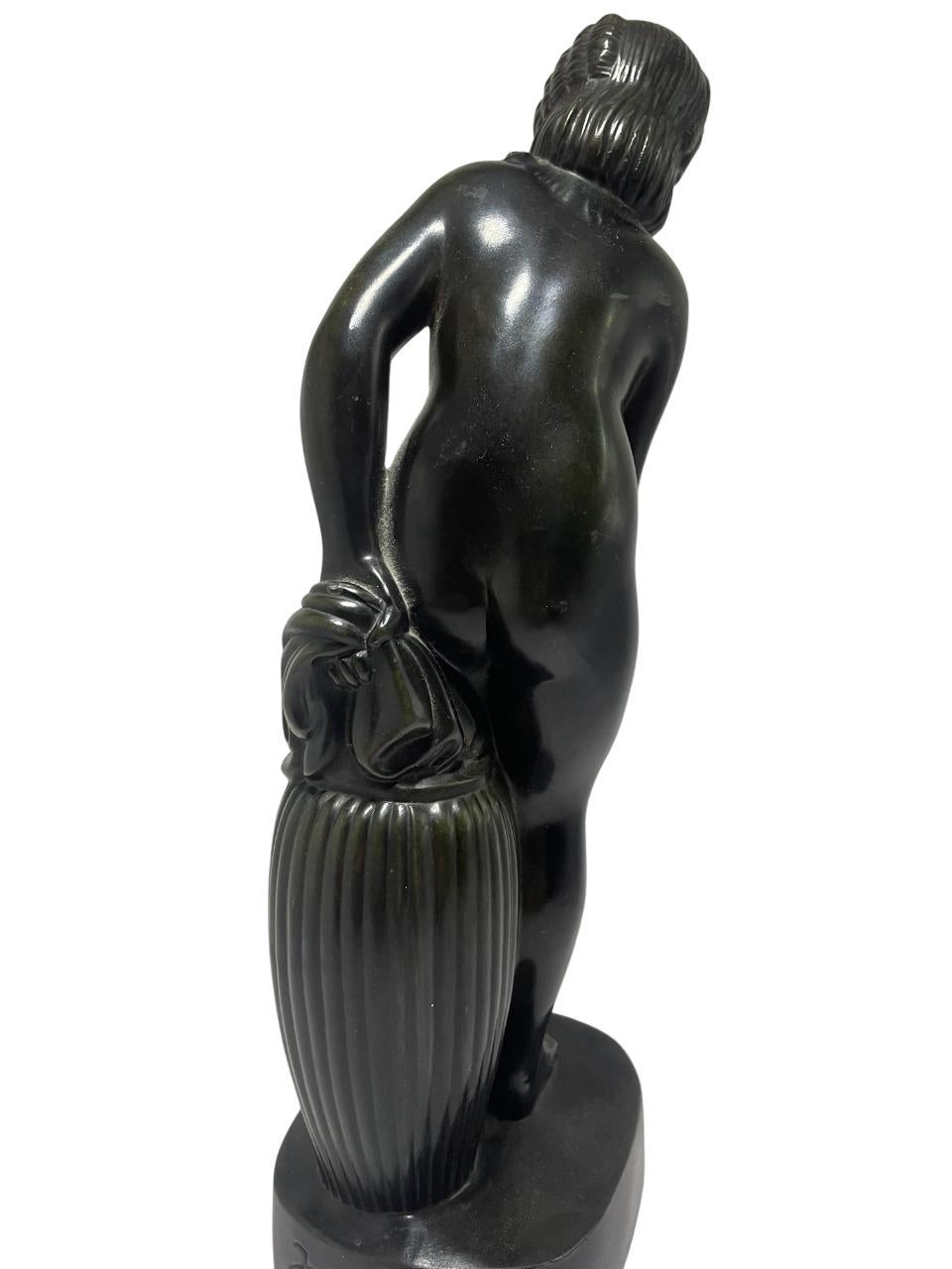 Einfach Andersen  Die Skulptur einer nackten Frau steht an einer Säule. Art deco Stück in gutem Zustand, um 1930 Dänemark. Hergestellt in Disco-Metall, erfunden von Just Andersen. 
