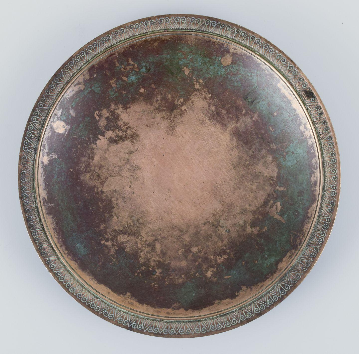 I prodotti usati sono esenti da dazi all'importazione per i clienti statunitensi. 
Pertanto, al tuo acquisto non saranno applicate tariffe di importazione.

Just Andersen (1884-1943).
Piatto in bronzo massiccio. Stile Art Deco. 
Bella