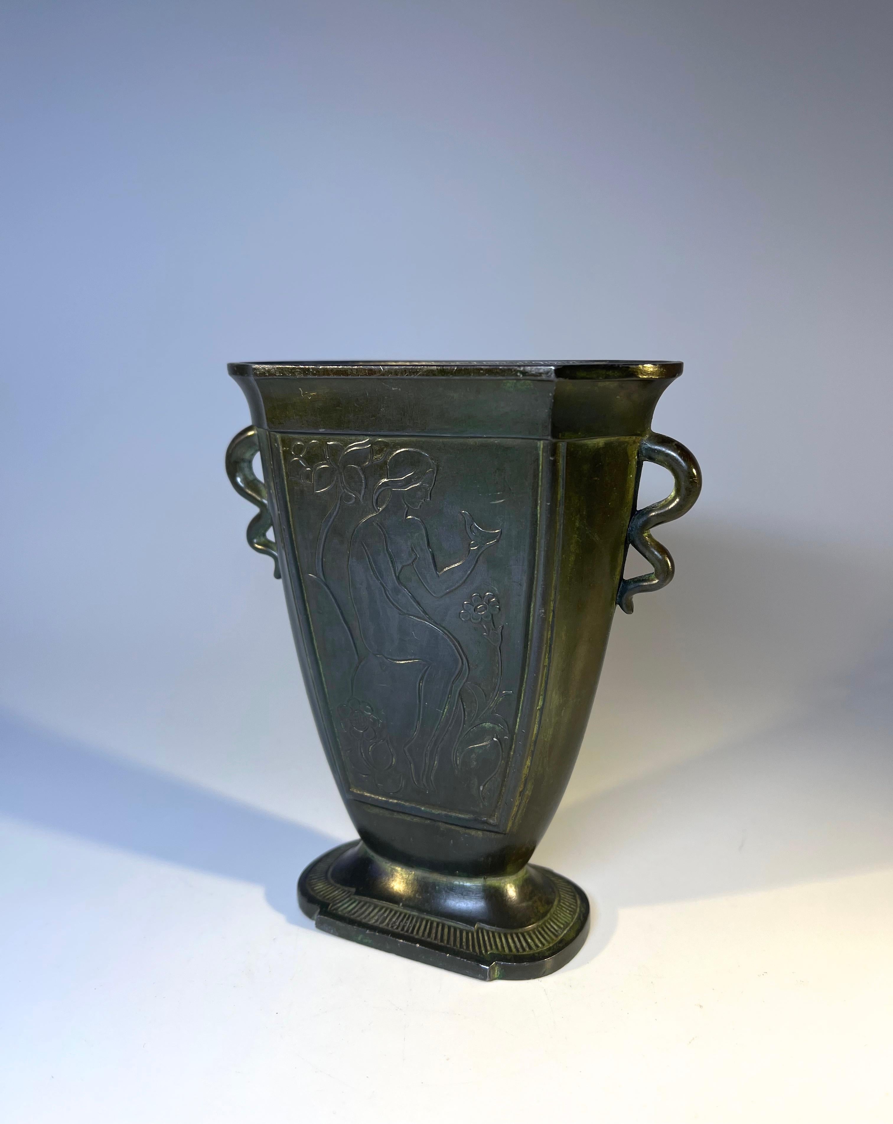 Just Andersen Disko metal vase, beautifully engraved with a neoclassical nude and dove
An unusual piece with good dark Disko and verdigris patina.
Stamped and numbered D78 to base
Circa 1930's
Measures: Height 4.75 inch, Width 4.35 inch, Depth