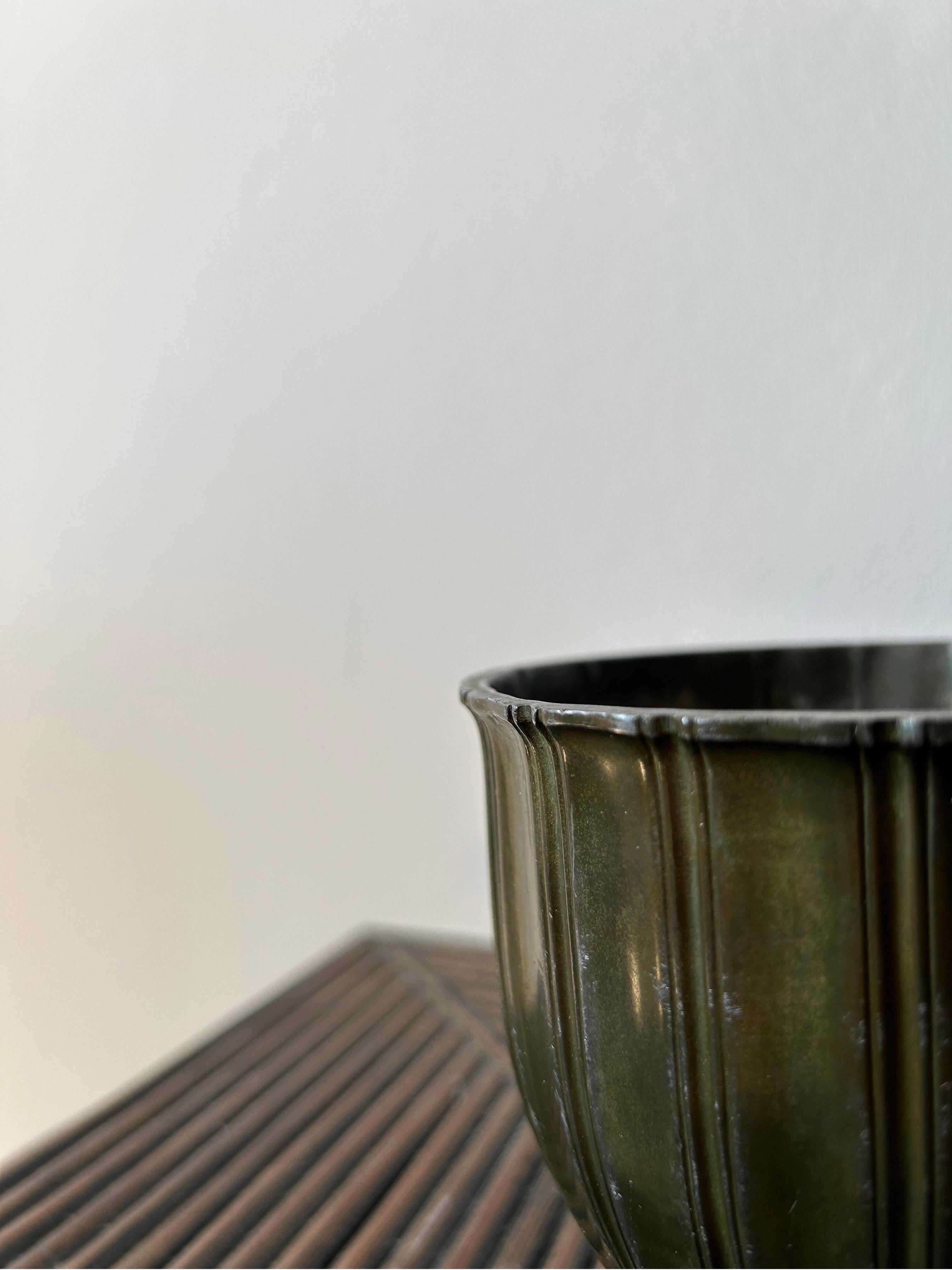 Vase Andersen disko en métal modèle 2361 avec une belle patine d'aspect bronze.

Le vase est en bon état avec une belle patine d'origine qui est très similaire à la patine du bronze qui se forme avec le temps.

Ce vase est une pièce parfaite pour