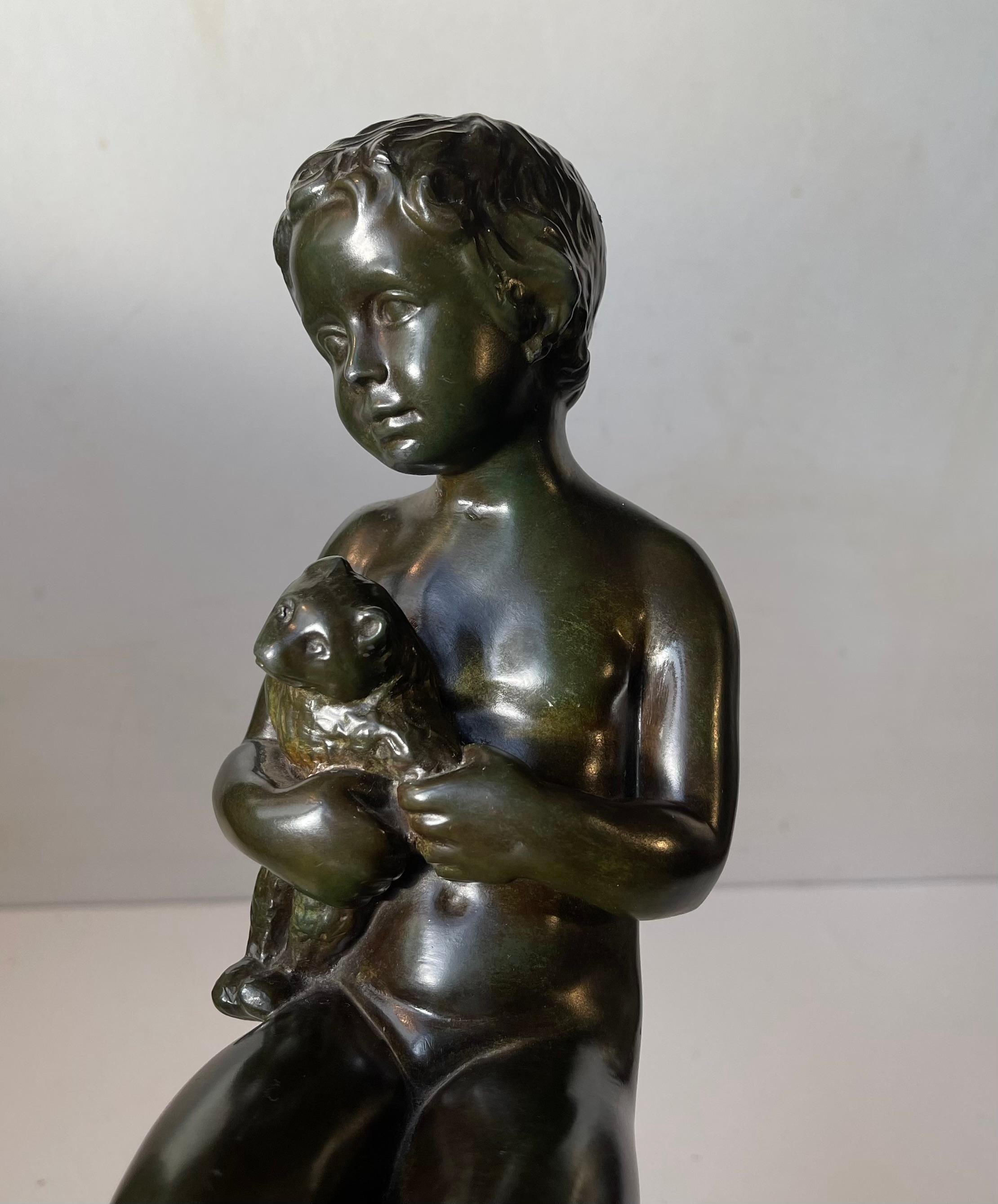 Métal Sculpture Art Déco Just Andersen & E. Borch d'un garçon avec un chérubin, années 1940 en vente