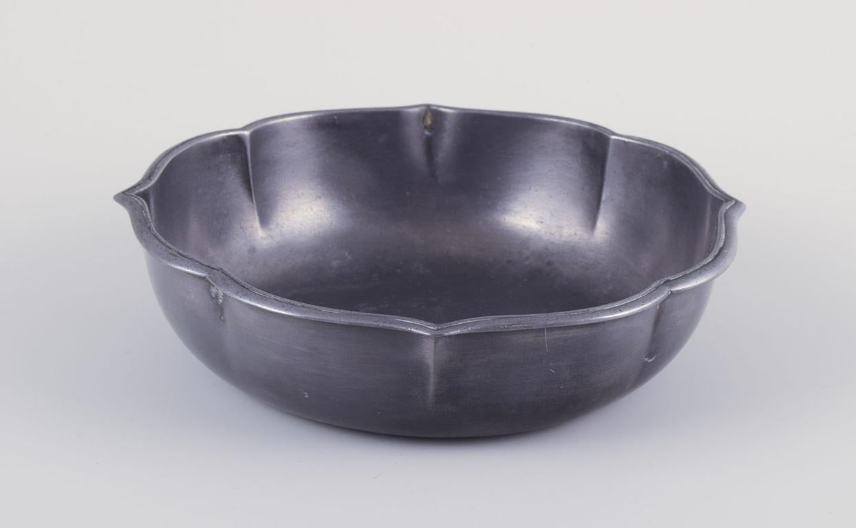 PRE-OWNED GOODS ARE EXEMPT FROM IMPORT TARIFFS FOR U.S., UK, AUSTRALIAN & CANADIAN CUSTOMERS.   
THEREFORE, NO IMPORT TARIFFS WILL BE APPLICABLE TO YOUR PURCHASE. 

Just Andersen. Early and rare tin bowl.
Elegant design with a wavy rim.
Marked,
