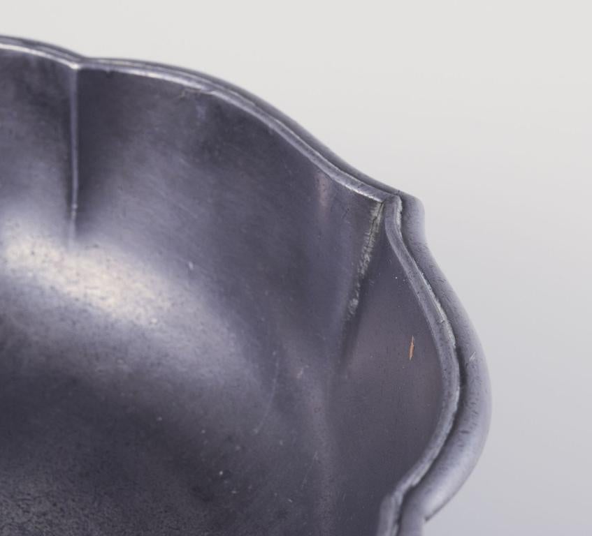 Just Andersen. Early and rare tin bowl. Elegant design with wavy rim. 1920s In Good Condition For Sale In København, Copenhagen
