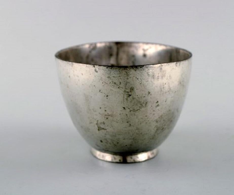 Just Andersen. Early bowl in pewter, 1930s.
In good condition. Minor wear.
Measures: 16 x 7.5 cm.
Stamped.
Model number: 1241.