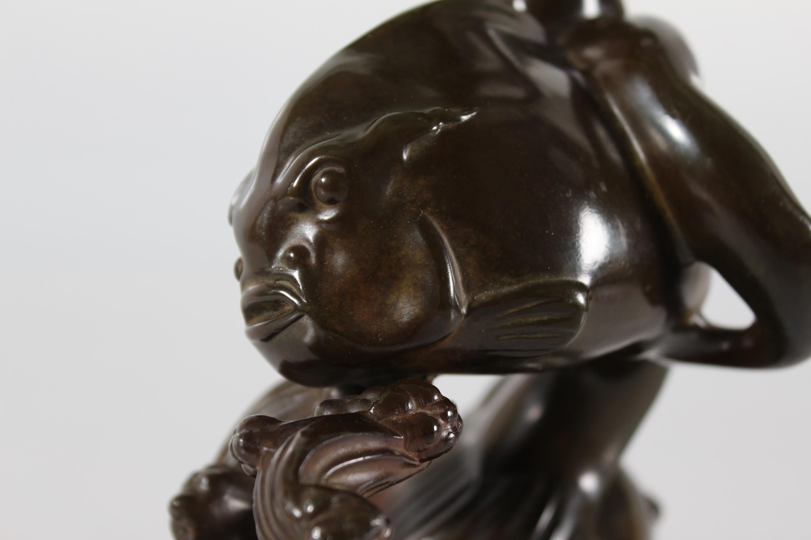 Statuetta originale disegnata dall'artista e scultore danese Just Andersen (1884-1943) che raffigura un ragazzo su un grande pesce, circondato da pesci più piccoli ed erbacce marine.
È stato realizzato in Danimarca negli anni '40 o '50 con il