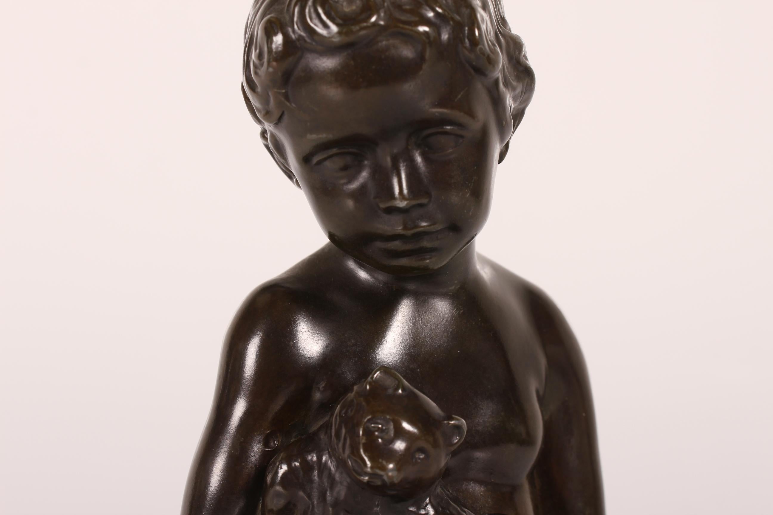 Statuetta originale di un bambino seduto con orsacchiotto disegnata da Elna Borch

La statuetta è stata realizzata negli anni '50 in metallo da discoteca con patina marrone da Just Andersen's own workshop.

Segno. Just A. + modello D 2320 +